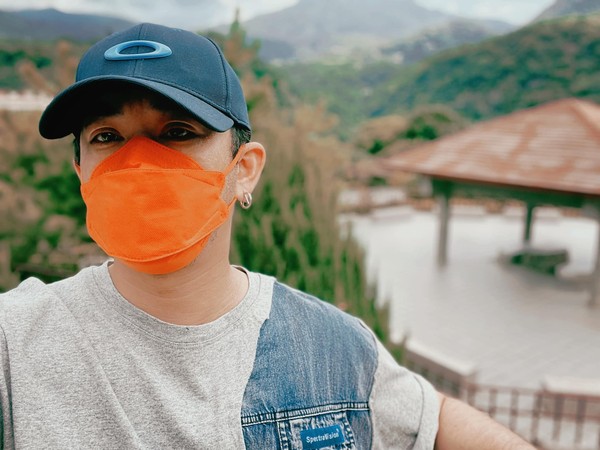 Junior上山到墓園探視小鬼，耳朵上戴著他遺留下來的耳環。（翻攝自Junior臉書）