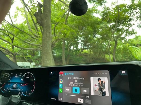 車才剛開進墓園的停車場,就正好輪播到小鬼的歌曲《地球上最浪漫的一首歌》。(翻攝自Junior臉書)