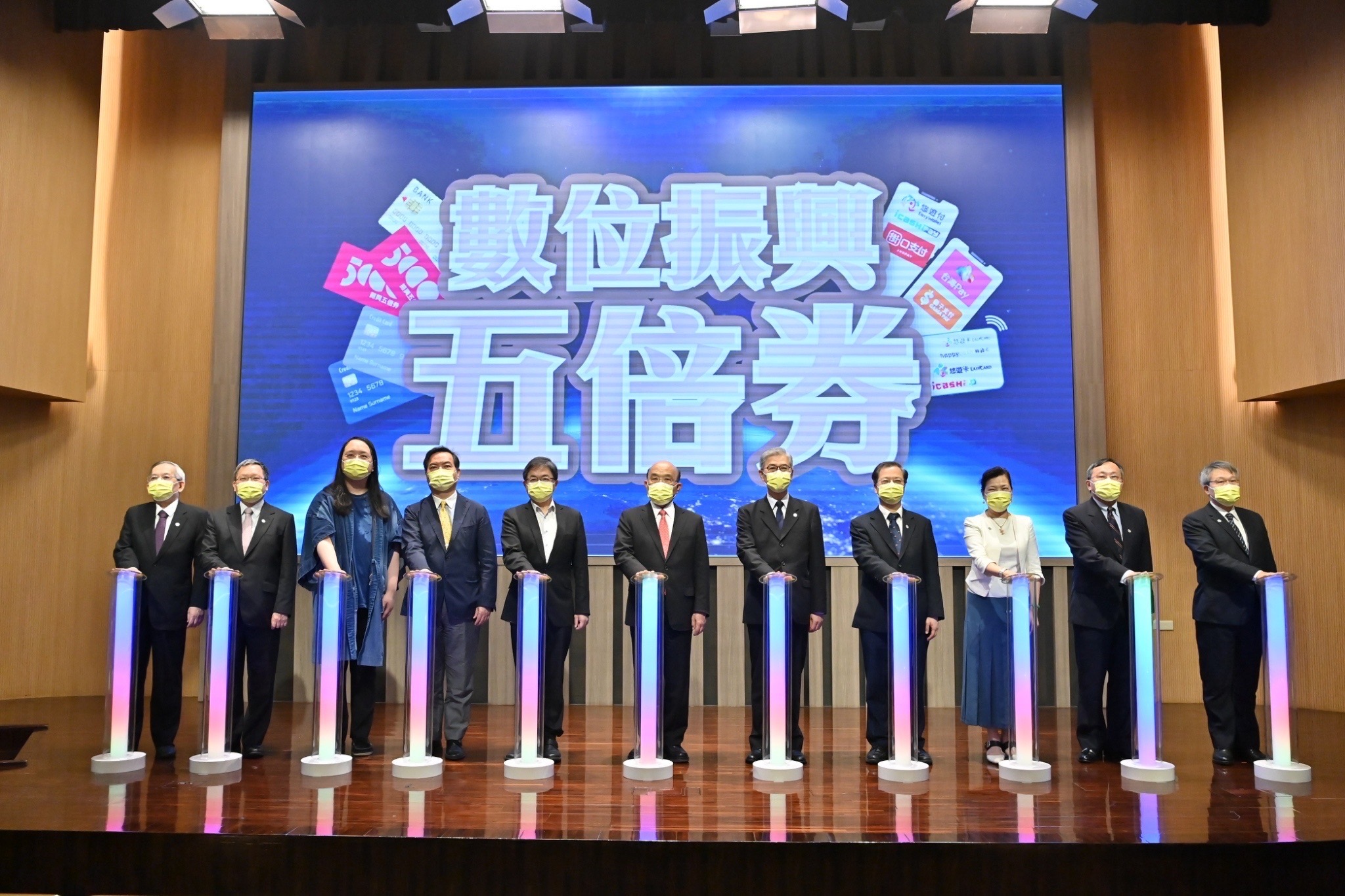 數位振興五倍券今上午開放預約綁定，官網瞬間流量暴增難以順利進入。（行政院提供）