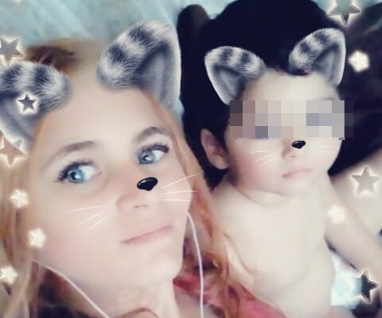 羅馬尼亞一位年輕媽媽開直播時,雙胞胎兒子卻不幸墜樓雙雙身亡。(圖/翻攝自Vizub Andreea Violeta臉書)