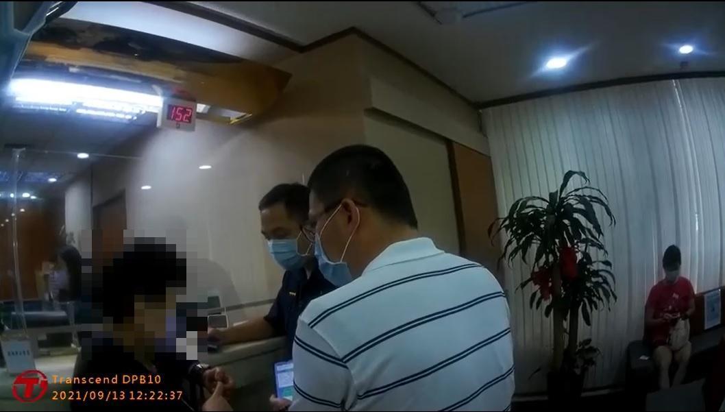 派出所員警到場勸阻李女別把15萬元匯出去。（警方提供）