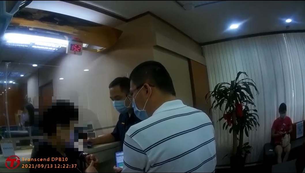 派出所員警到場勸阻李女別把15萬元匯出去。（警方提供）