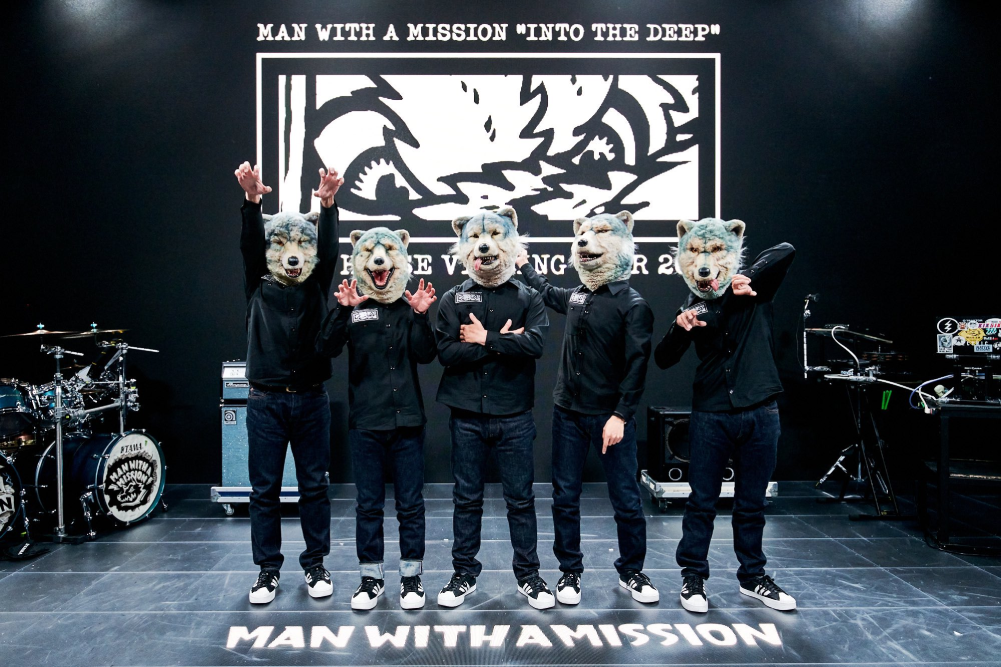 讓貓咪嚇到吃手手的就是日本人氣搖滾樂團「MAN WITH A MISSION」狼人樂團,以狼頭人身的造型為特色。(圖片翻攝推特@mwamjapan)