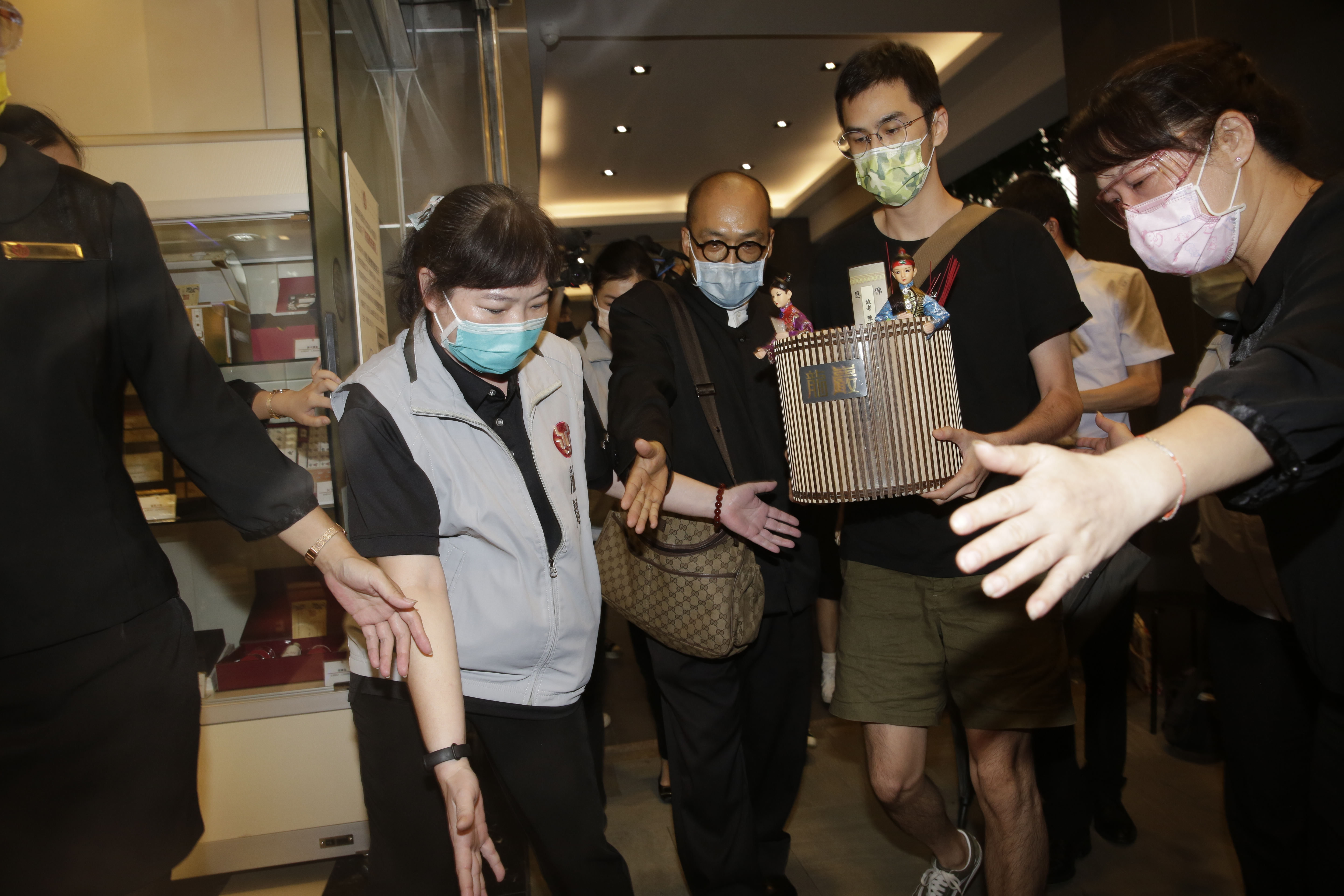 龍劭華的兒子帶著父親的牌位進入龍巖會館。