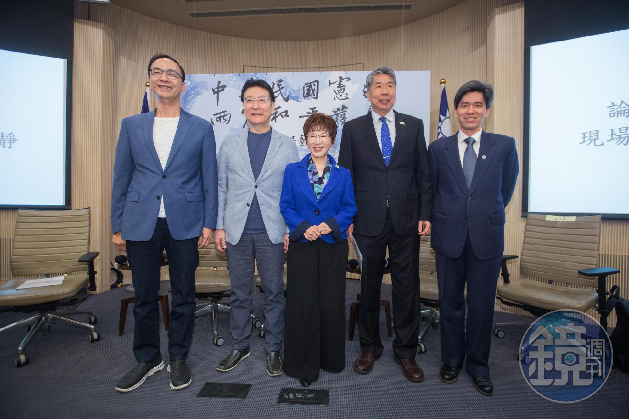 由於張亞中（右二）聲勢過高，中國方面透過管道授意洪秀柱（中）出手「節制」他，以不影響朱立倫（左一）的選情。（本刊資料照）