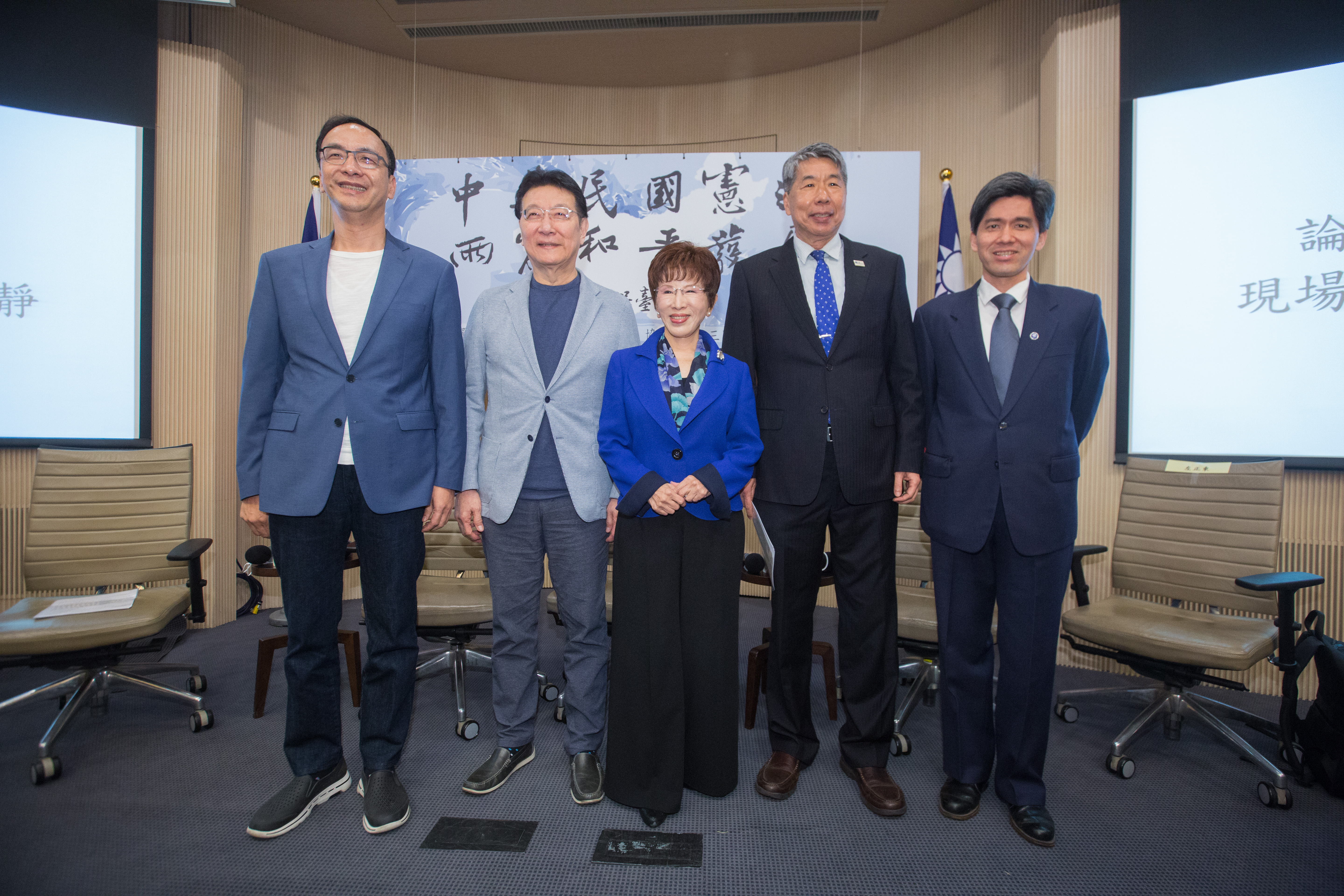 由於張亞中（右二）聲勢過高，中國方面透過管道授意洪秀柱（中）出手「節制」他，以不影響朱立倫（左一）的選情。（本刊資料照）