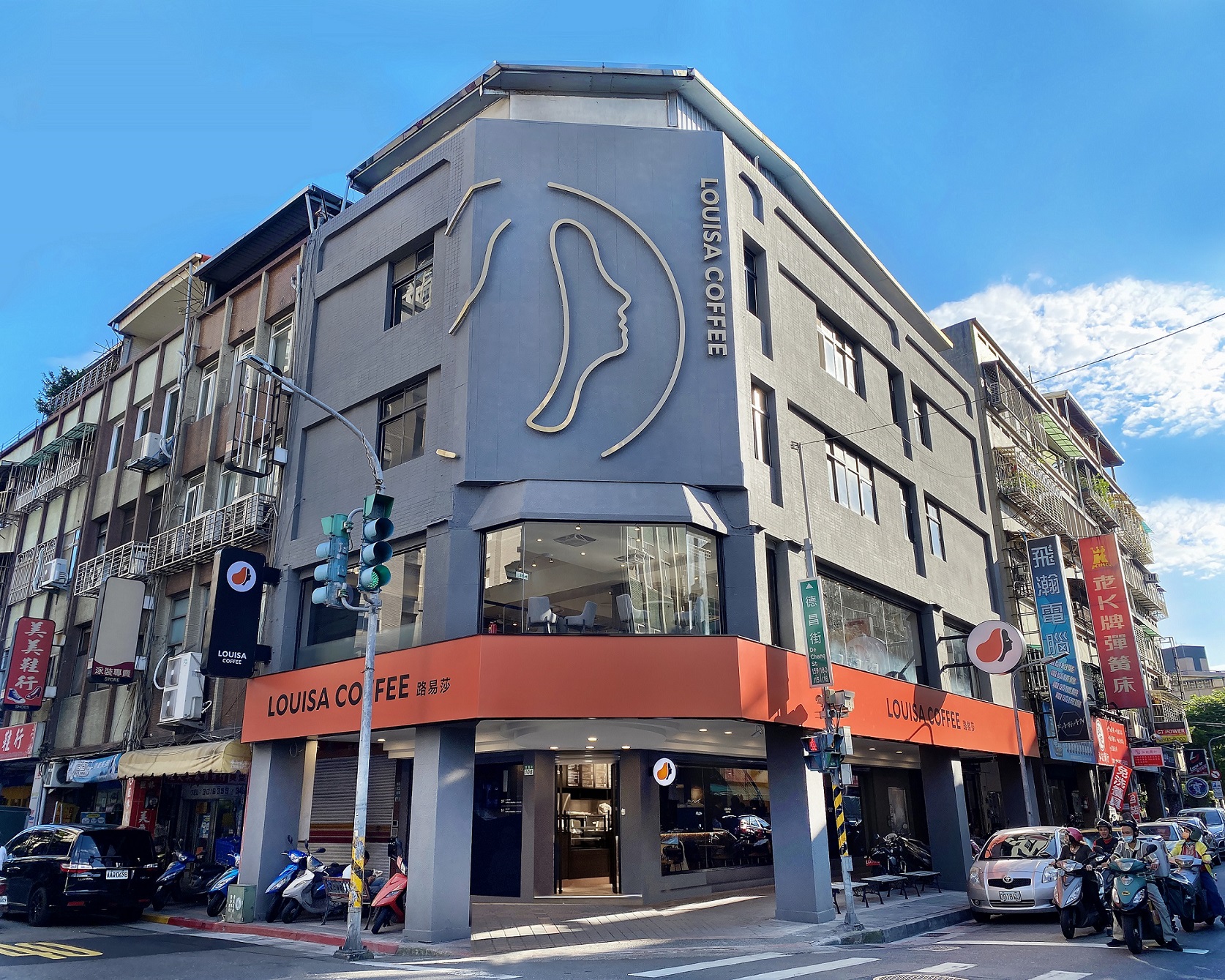 路易莎萬華東園店曾是英吉利鐘錶眼鏡行，有社區的共同回憶，在疫情間業績掉最少。（路易莎提供）