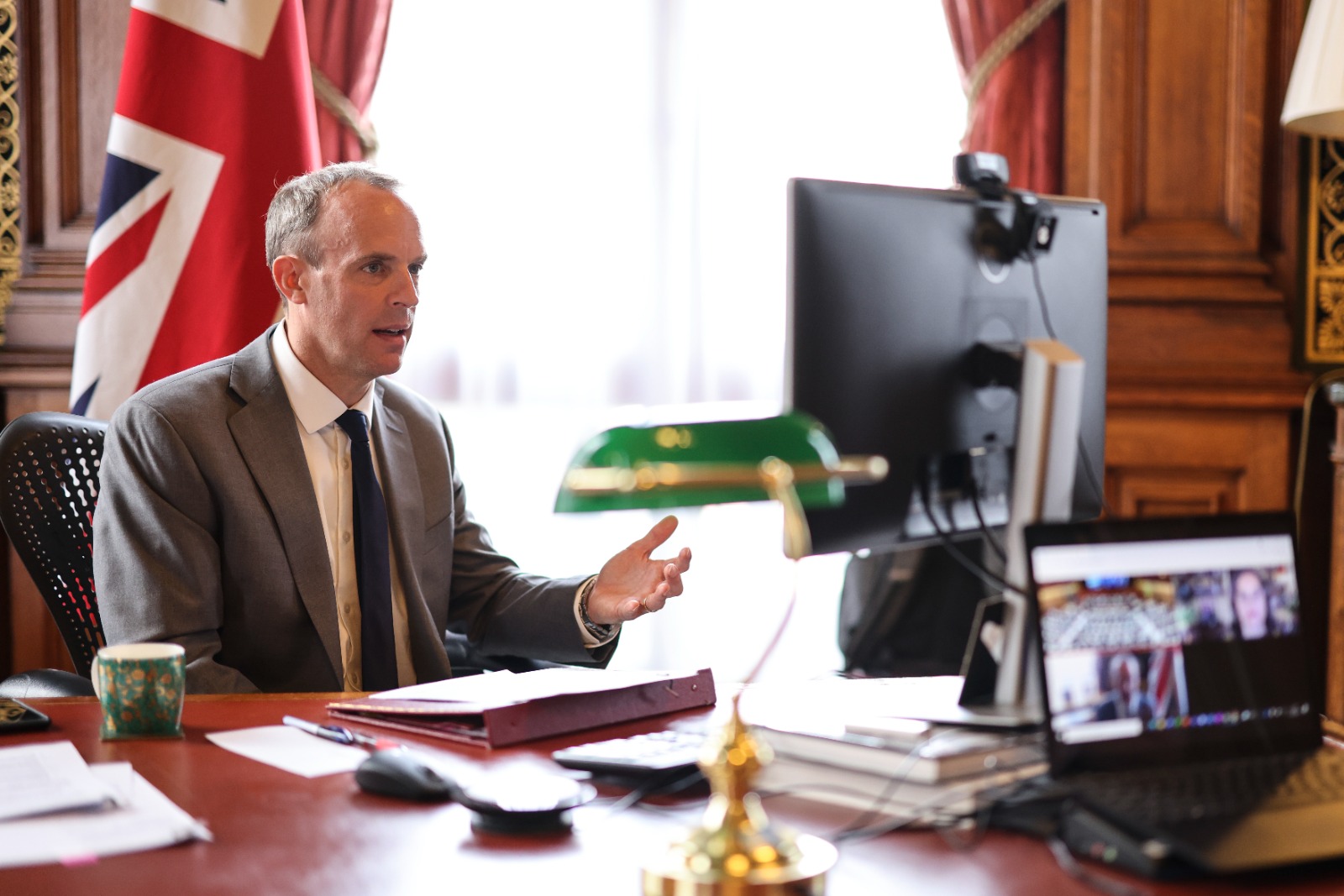 英國首相強生（Boris Johnson）昨（15）進行內閣改組，外交大臣拉布（Dominic Raab）改任司法大臣並兼任副首相。（翻攝Dominic Raab推特）