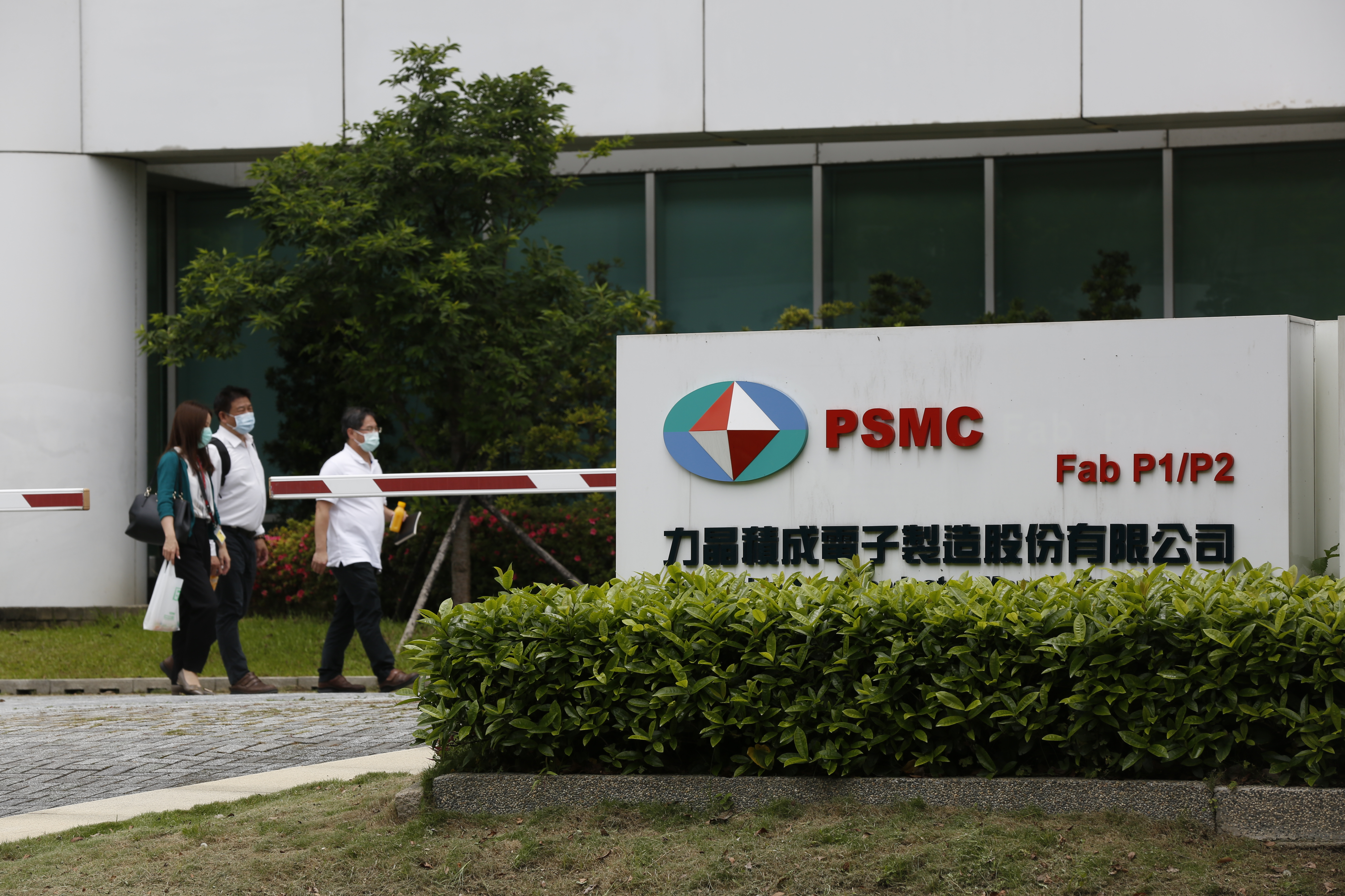 興櫃股票風險相對高，買進有富爸爸支撐的公司，如力晶集團的力積電、友達集團的瑞鼎相對安全。