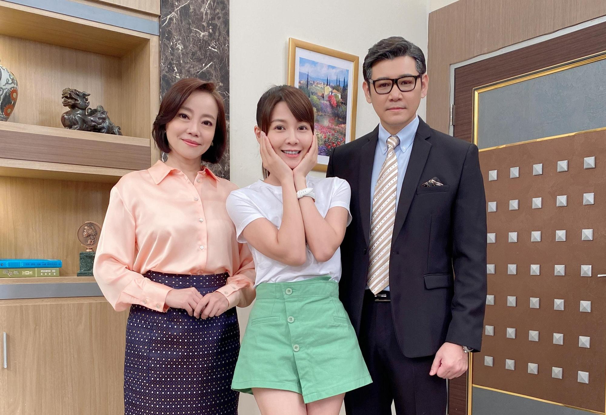 左起范瑞君、謝京穎、陳熙鋒在《黃金歲月》中,飾演感情甚好的一家人。(民視提供)