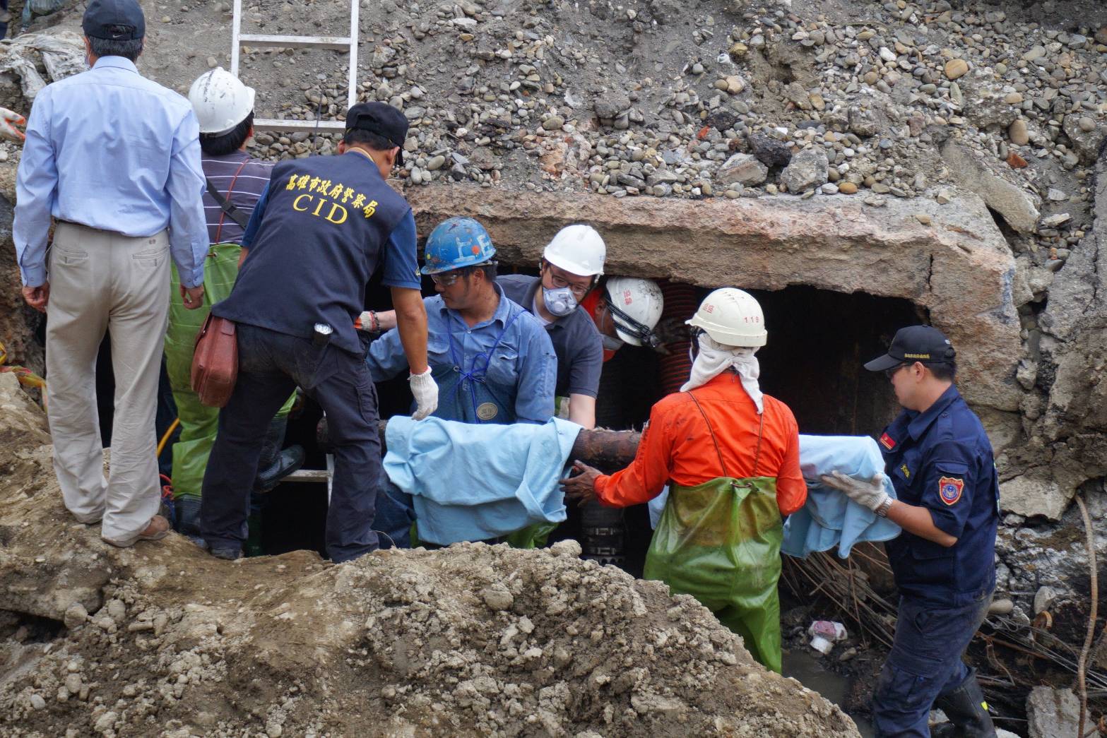 2014年高雄氣爆案昨判決確定，圖為2014年8月4日專案小組將氣體外洩點管線帶回化驗。