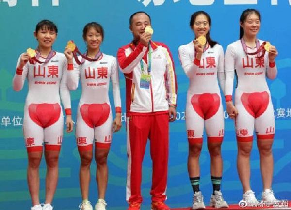 中國山東隊奪金後,大家卻把焦點放在她們的服裝上。(翻攝微博)