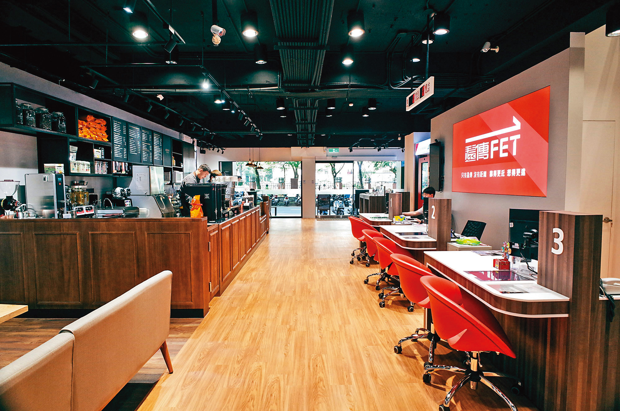 部分遠傳電信門市看得到路易莎進駐,以店中店形式合作。(路易莎提供)