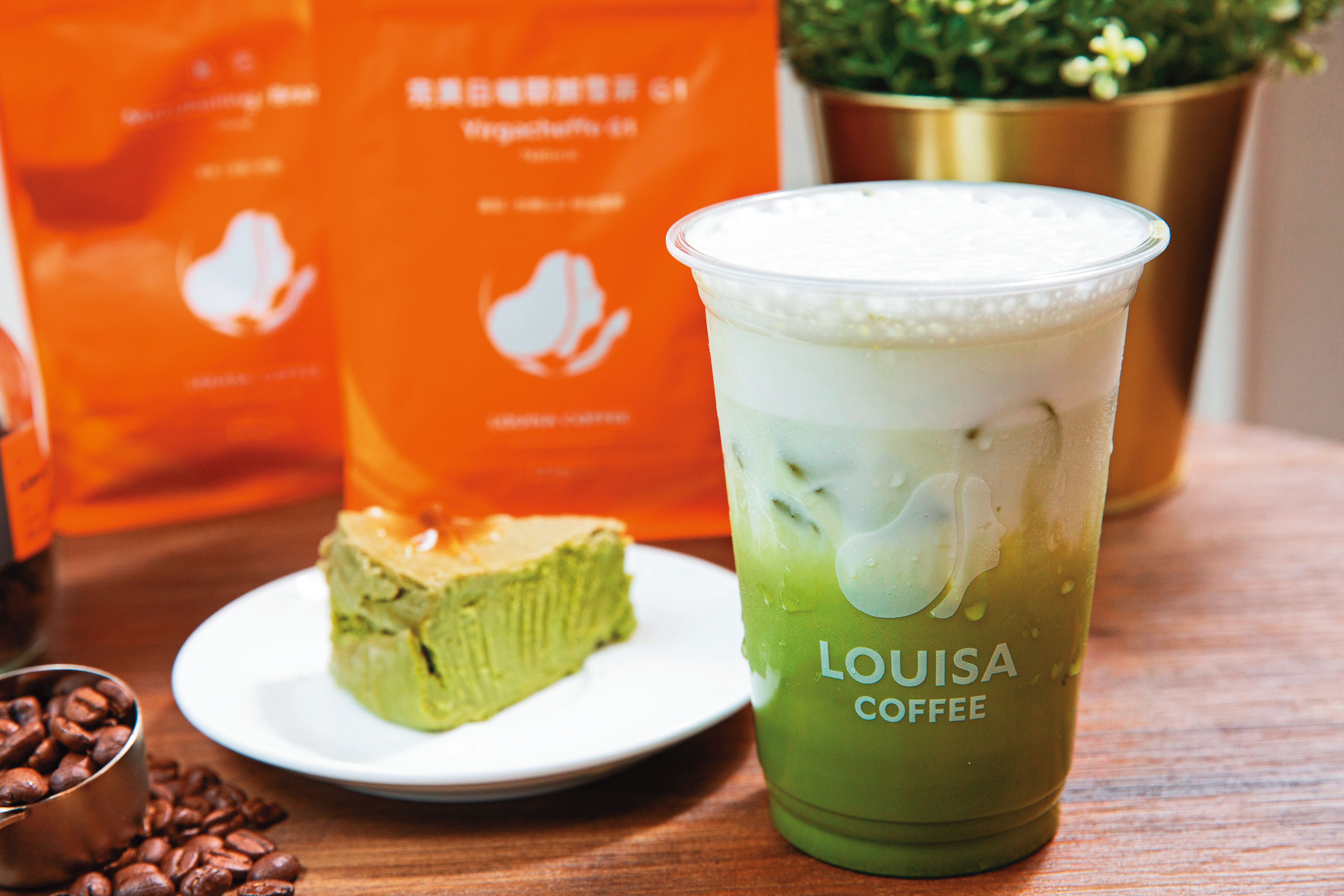 路易莎採用100%一番京都宇治茶調製系列飲品,濃郁茶味尾韻帶有淡淡清香。(100%一番抹茶鮮奶茶,65元/杯)