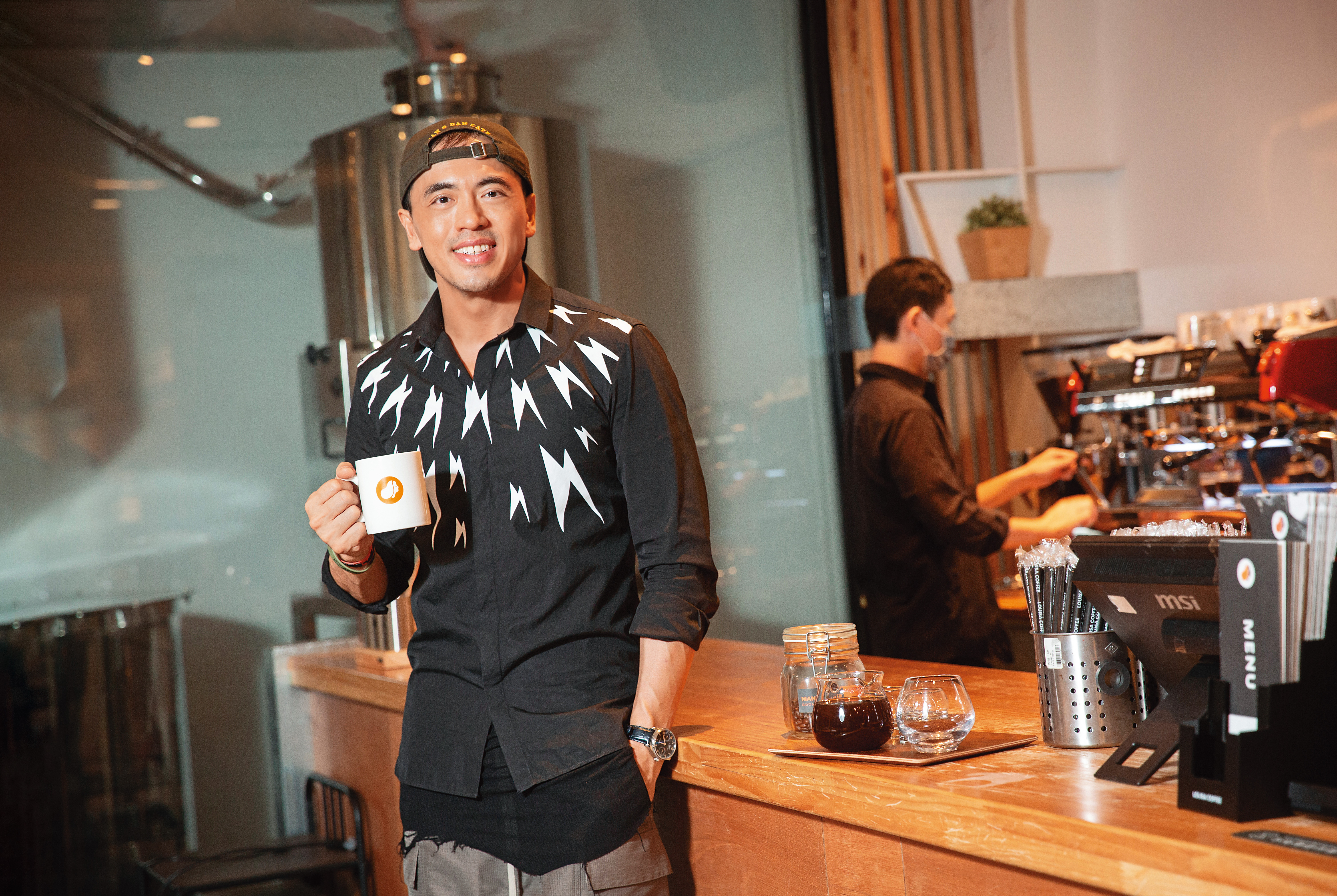 黃銘賢專注做好咖啡，從巷弄5坪咖啡店一路展店，超車星巴克，踏出海外，終於拚到興櫃。