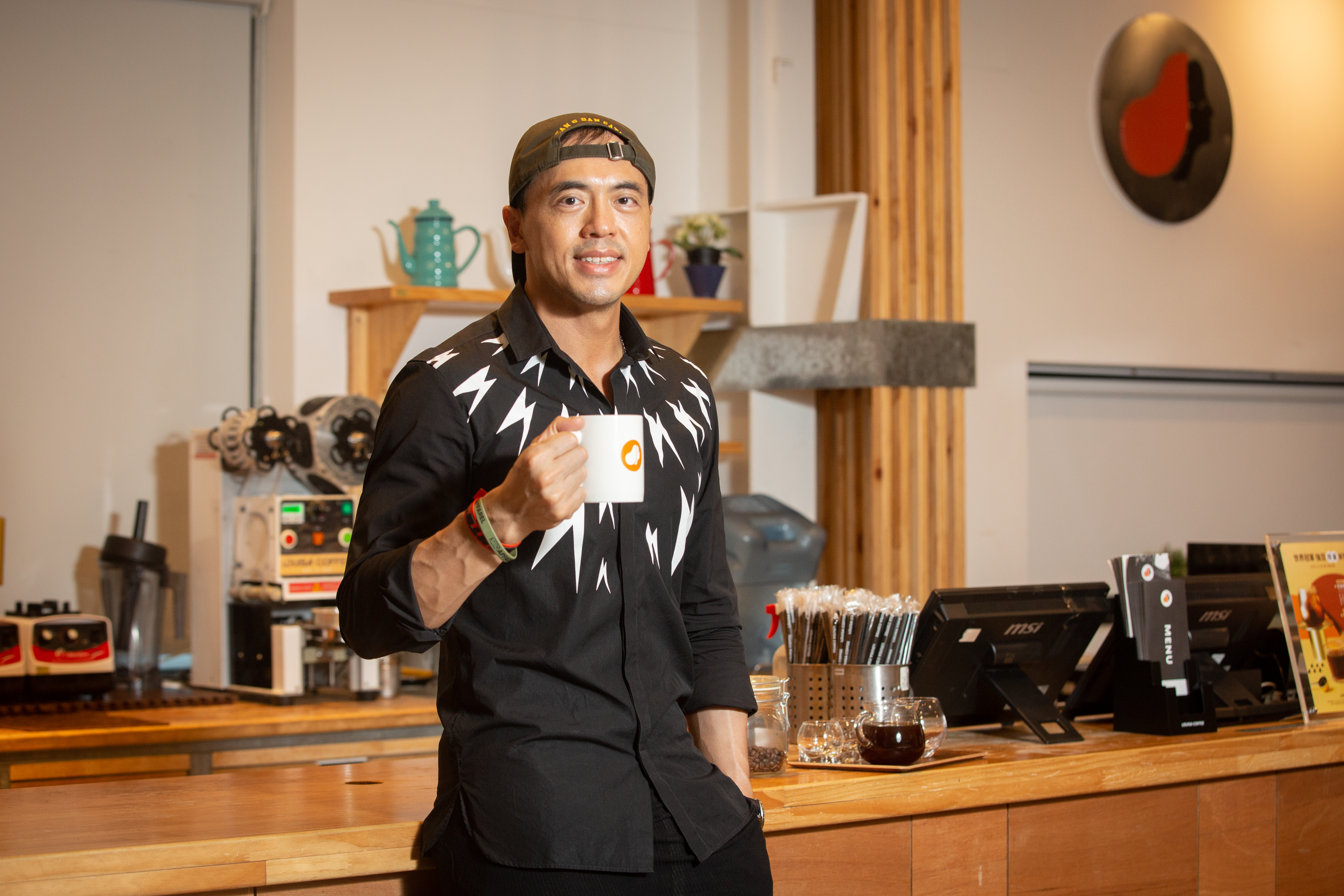 黃銘賢專注做好咖啡，從巷弄5坪咖啡店一路展店，超車星巴克，踏出海外，終於拚到興櫃。
