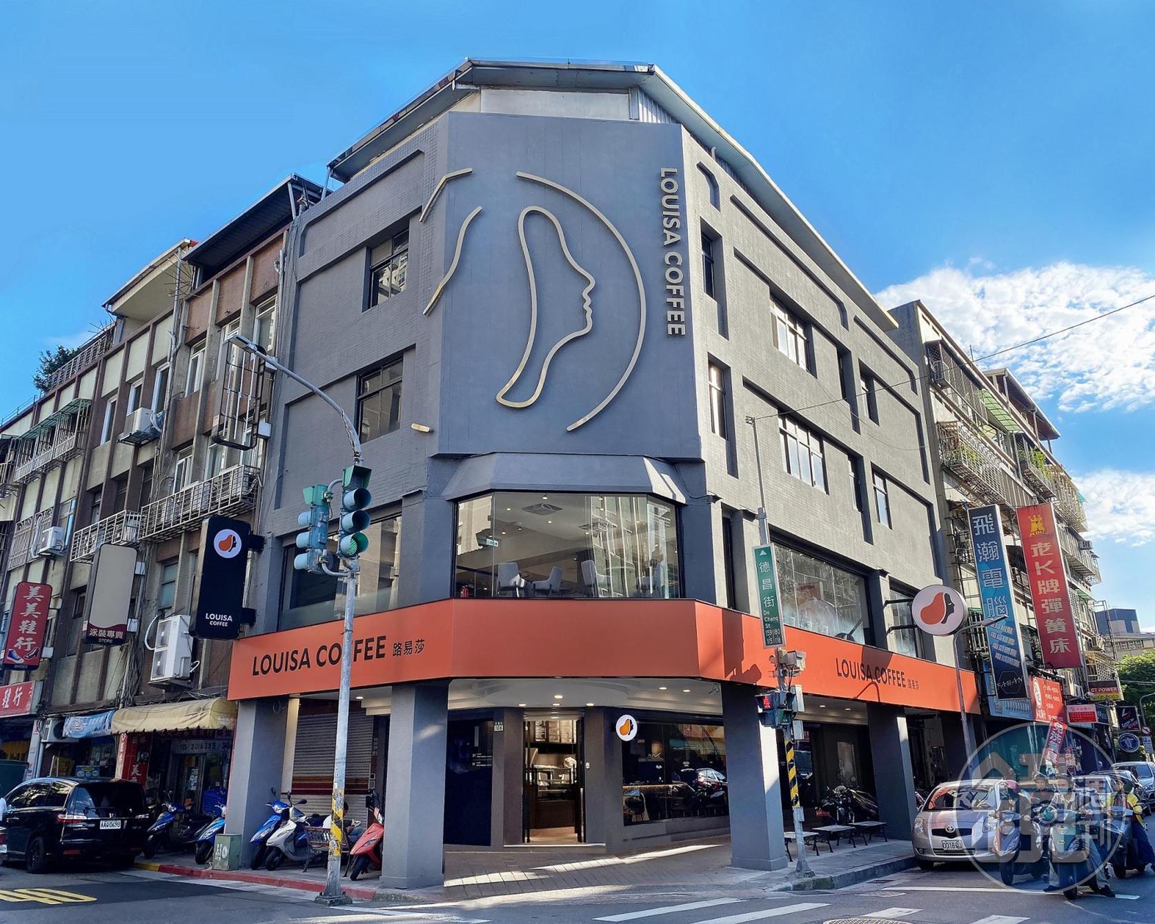 路易莎萬華東園店曾是英吉利鐘錶眼鏡行，有社區的共同回憶，在疫情間業績掉最少。（路易莎提供）