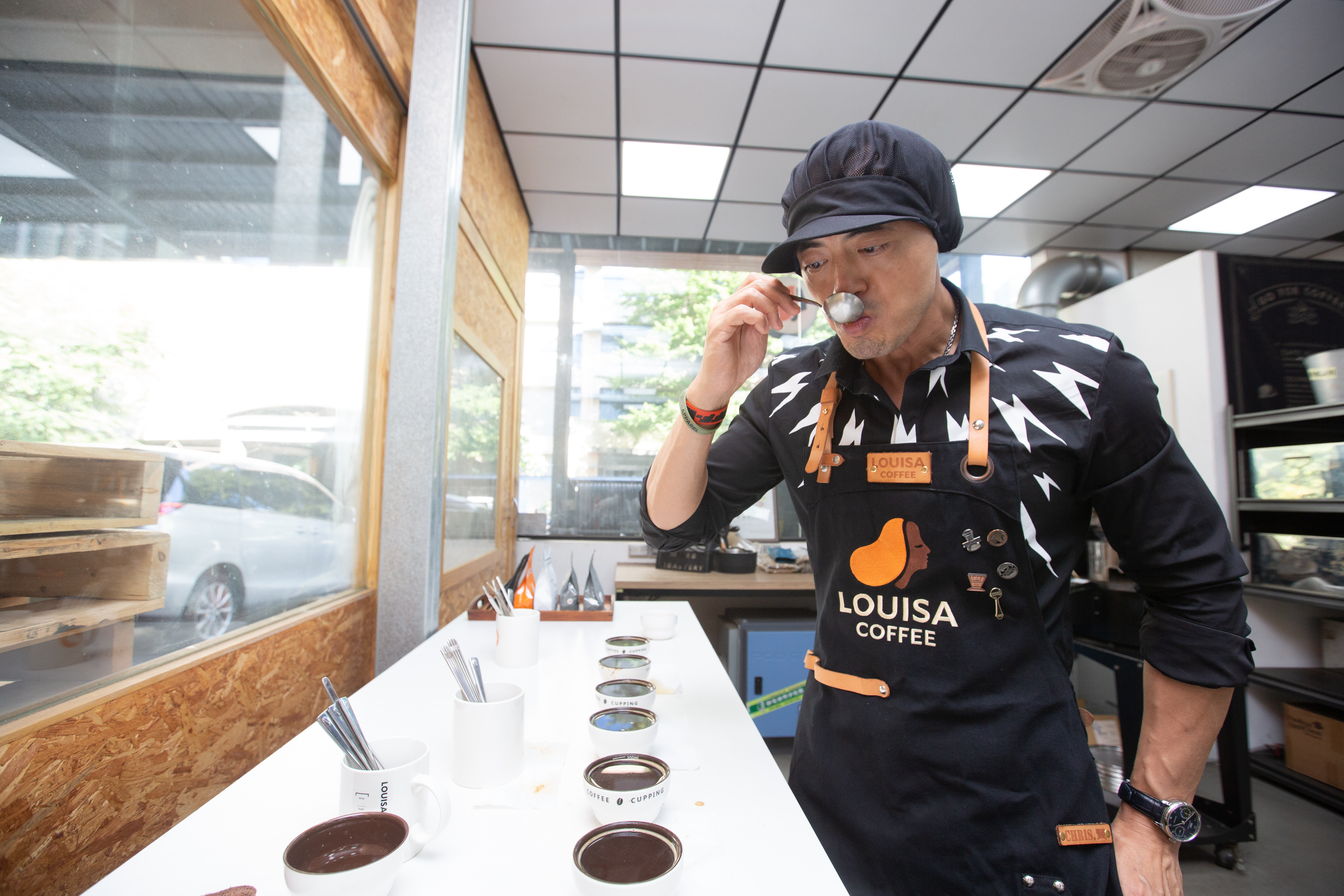 黃銘賢至今仍親自杯測咖啡，必須全神貫注，稍微分心都會影響對風味的判斷。