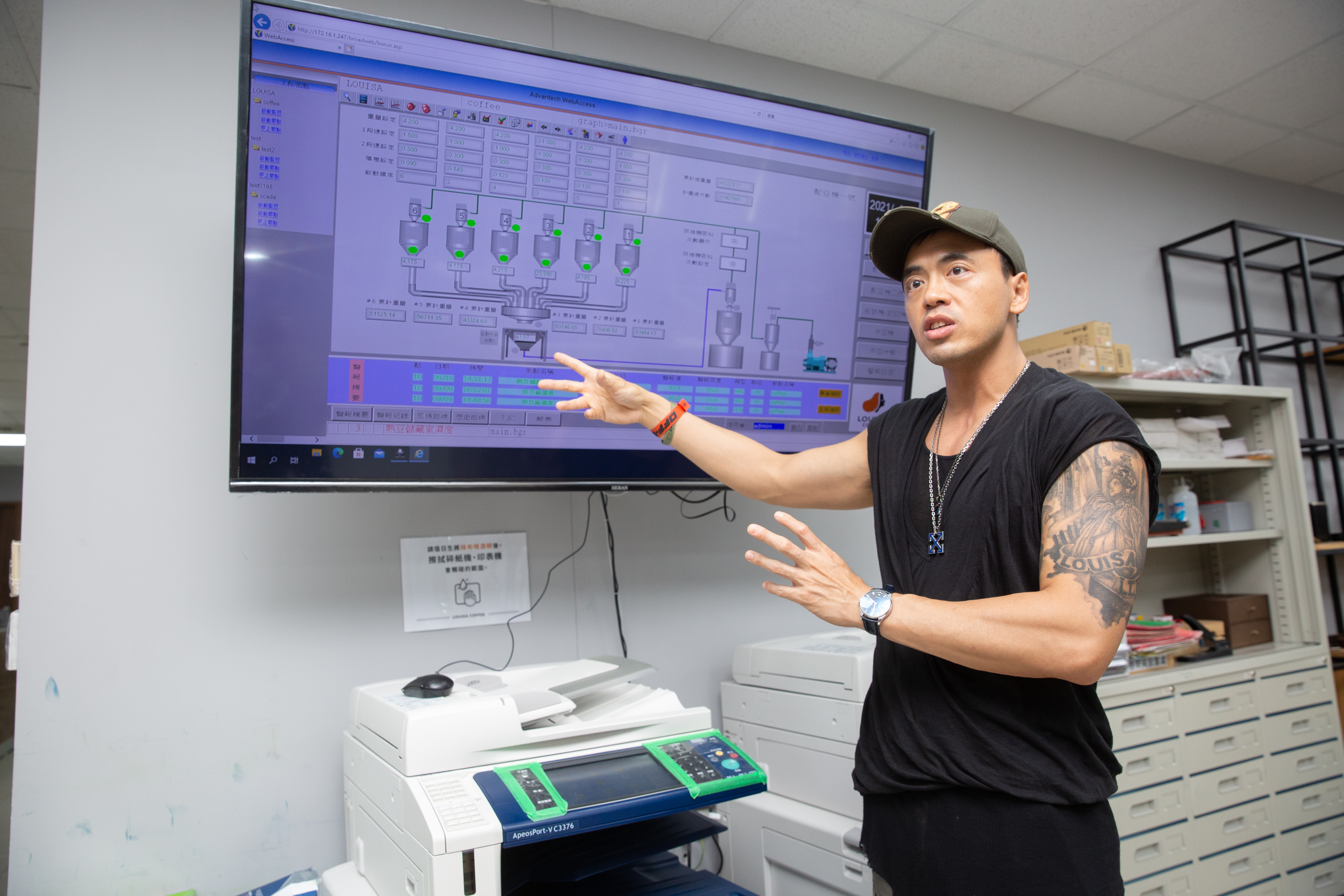 路易莎近期導入智慧化管理，從總部大螢幕可以得知門市銷售量、中央工廠備貨量與烘豆狀況。