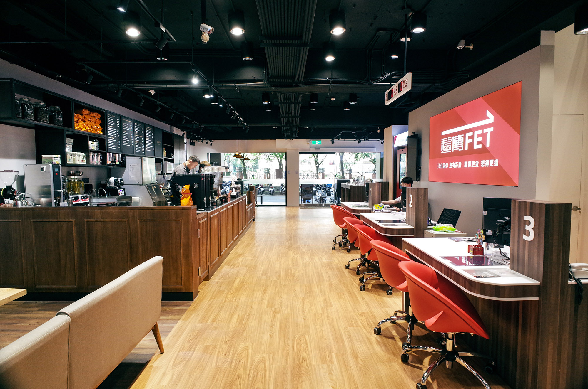 部分遠傳電信門市看得到路易莎進駐，以店中店形式合作。（圖為中壢實踐複合體驗門市，路易莎提供）