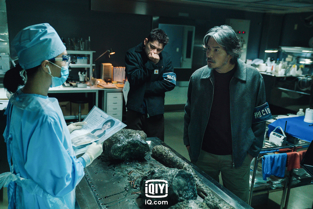 李銘順（右）飾演刑事偵查隊隊長相當傳神。（愛奇藝國際站提供）