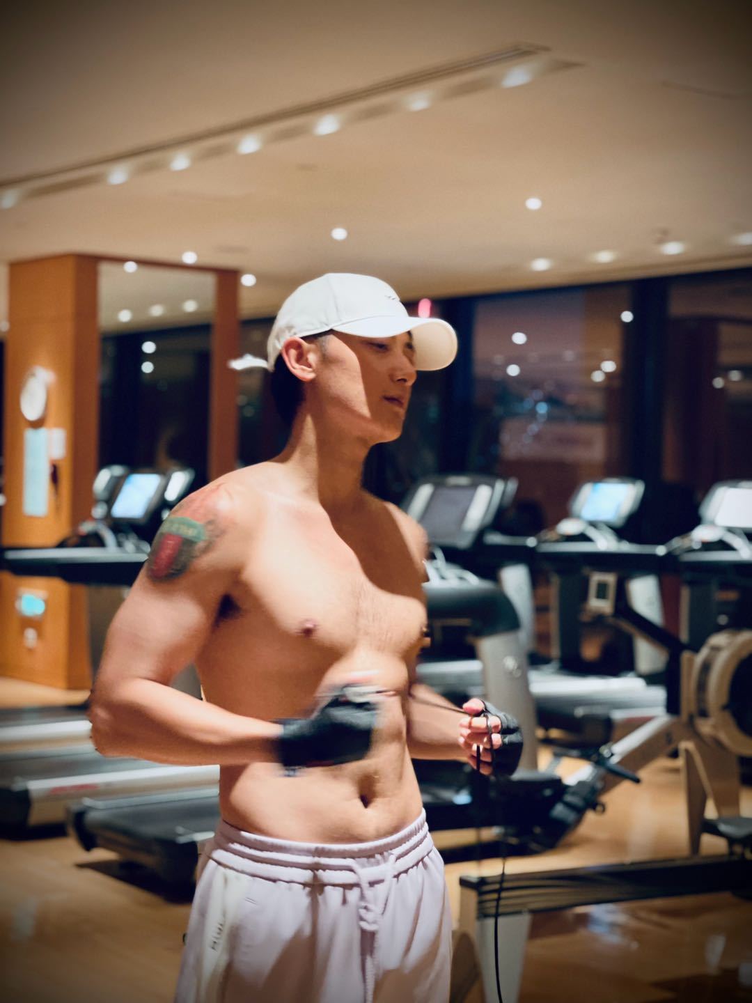 之前經常畫濃妝的黃子韜，日前也曬出健身照展現男人氣概。（翻攝黃子韜微博）