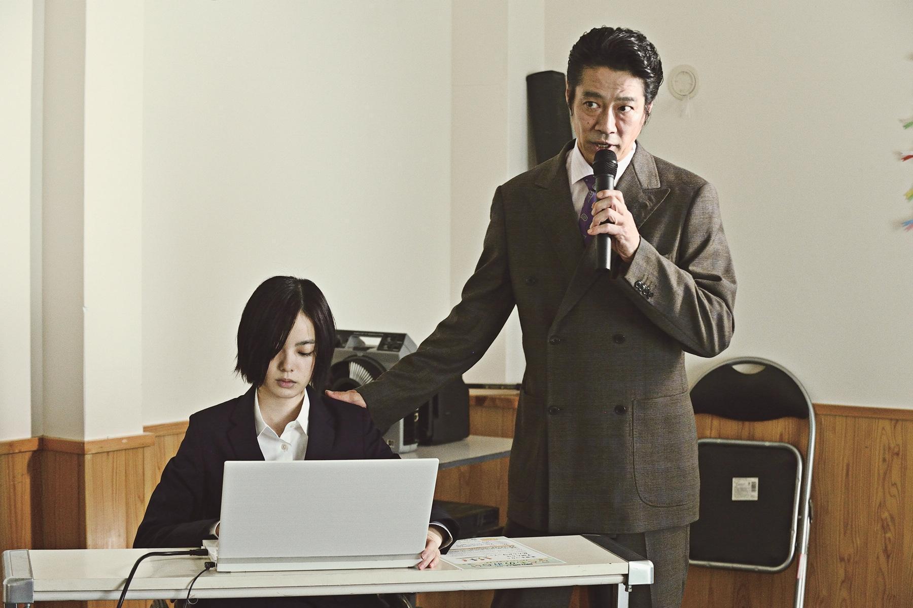 平手友梨奈（左）在《殺手寓言：殺手不殺人》飾演和堤真一同住的輪椅少女，兩人都是續集中的關鍵角色。（采昌國際多媒體提供）