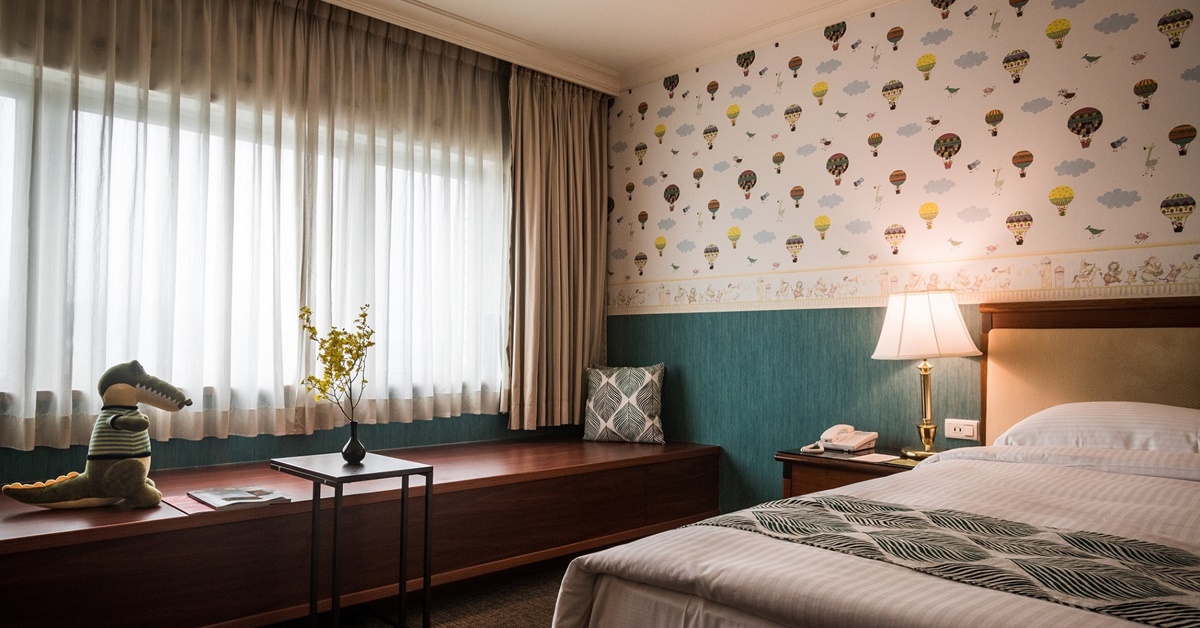 預訂長榮桂冠酒店(基隆)任一官網住房專案，並支付紙本五倍券，就送和平島公園及國立海洋科技博物館門票；另持1,000元紙本五倍券消費咖啡廳自助餐，現場折抵1,400元，等同下殺7折優惠。