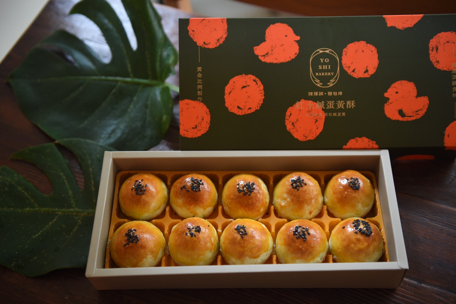 就是這一盒陳耀訓「紅土鹹蛋黃酥」人氣沸騰，全台瘋搶。