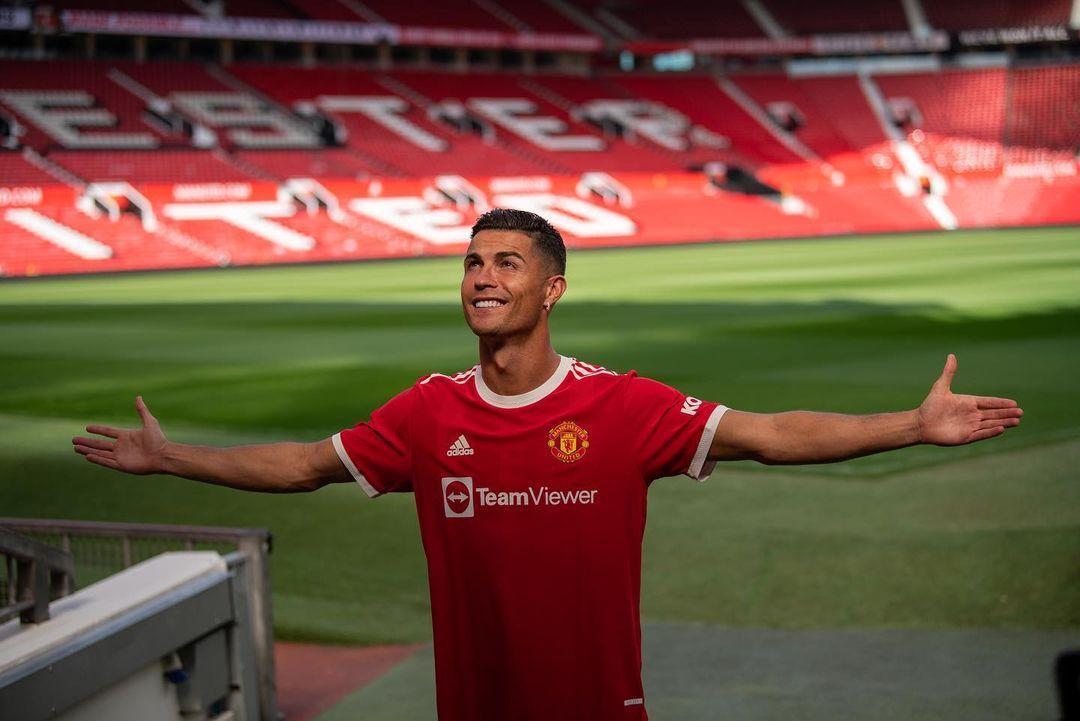 在足球場上英勇無比的C羅,卻被羊逼得落荒而逃。(翻攝Cristiano Ronaldo IG)