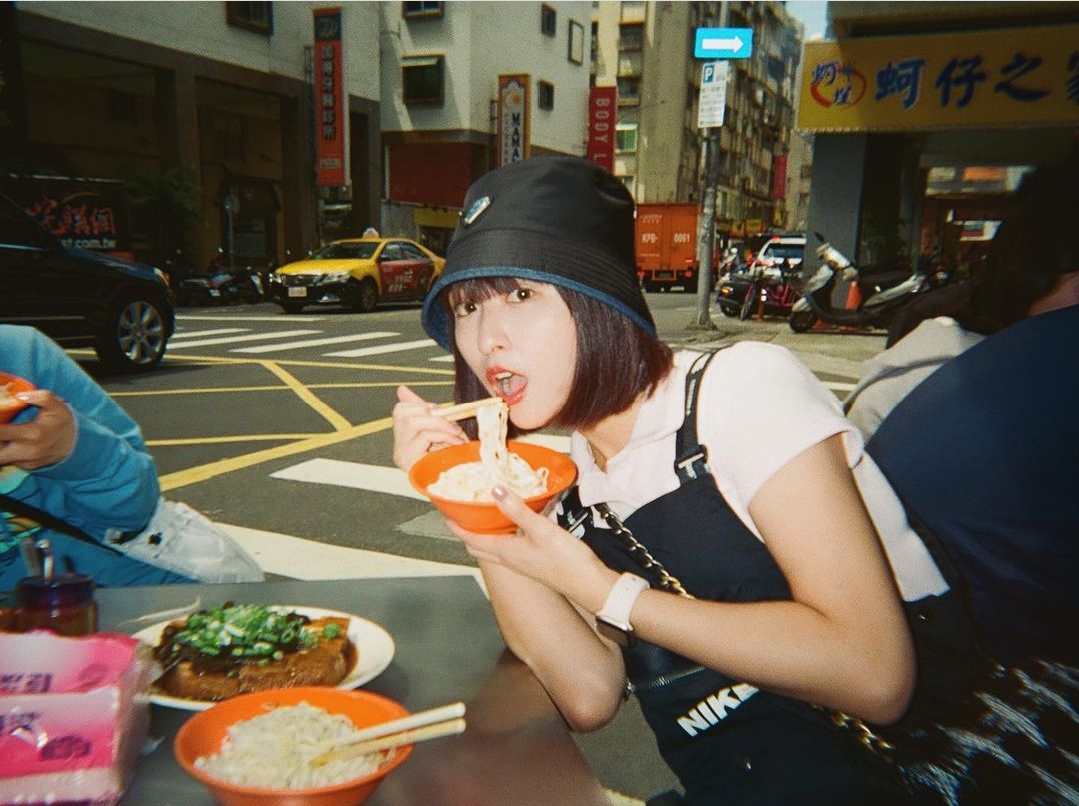 峮峮po出在小鬼最愛路邊攤吃麵的照片懷念他。(翻攝自峮峮IG)