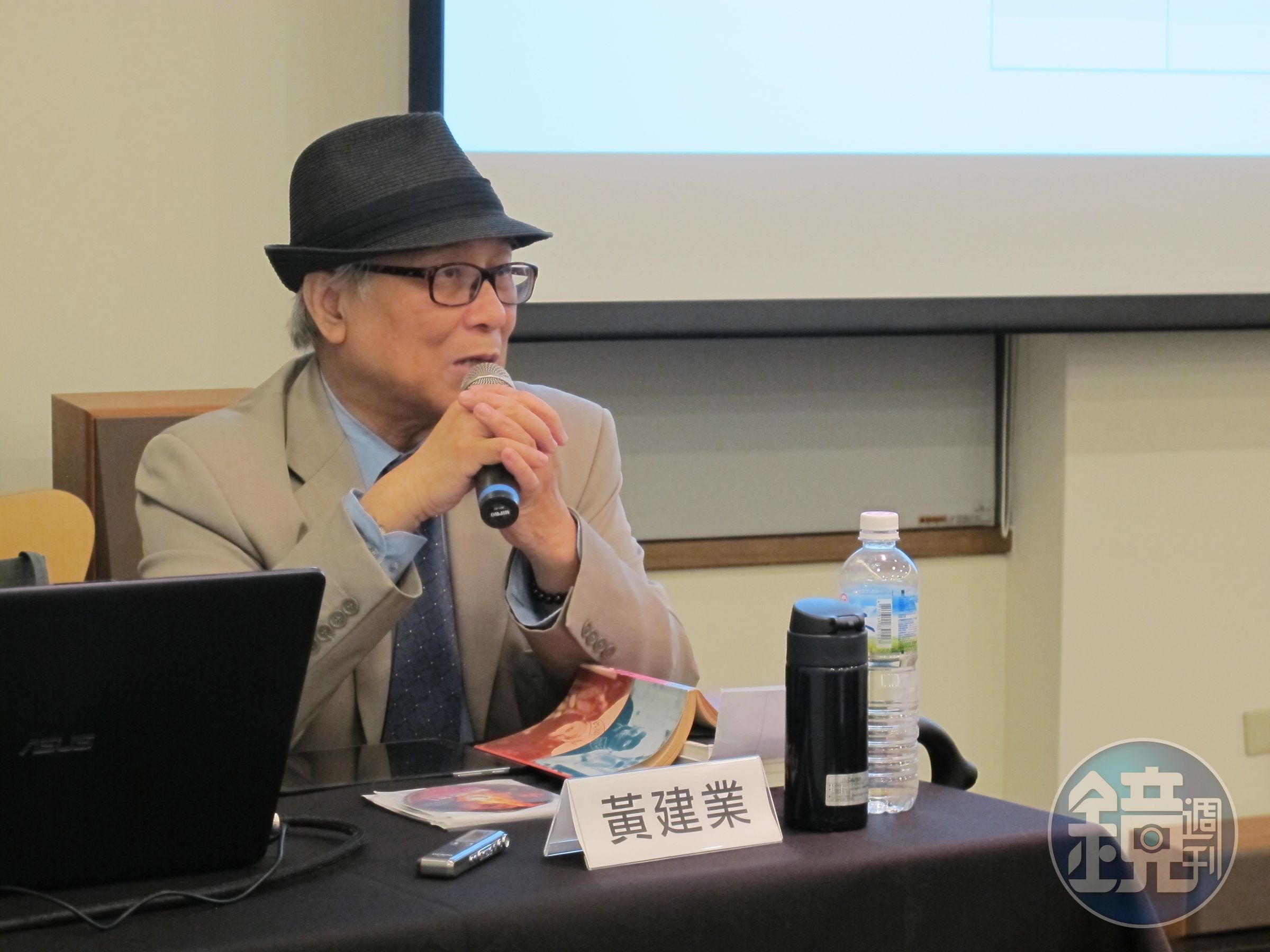 黃建業在課堂上分享中外電影史研究及評論。（光點華山提供）