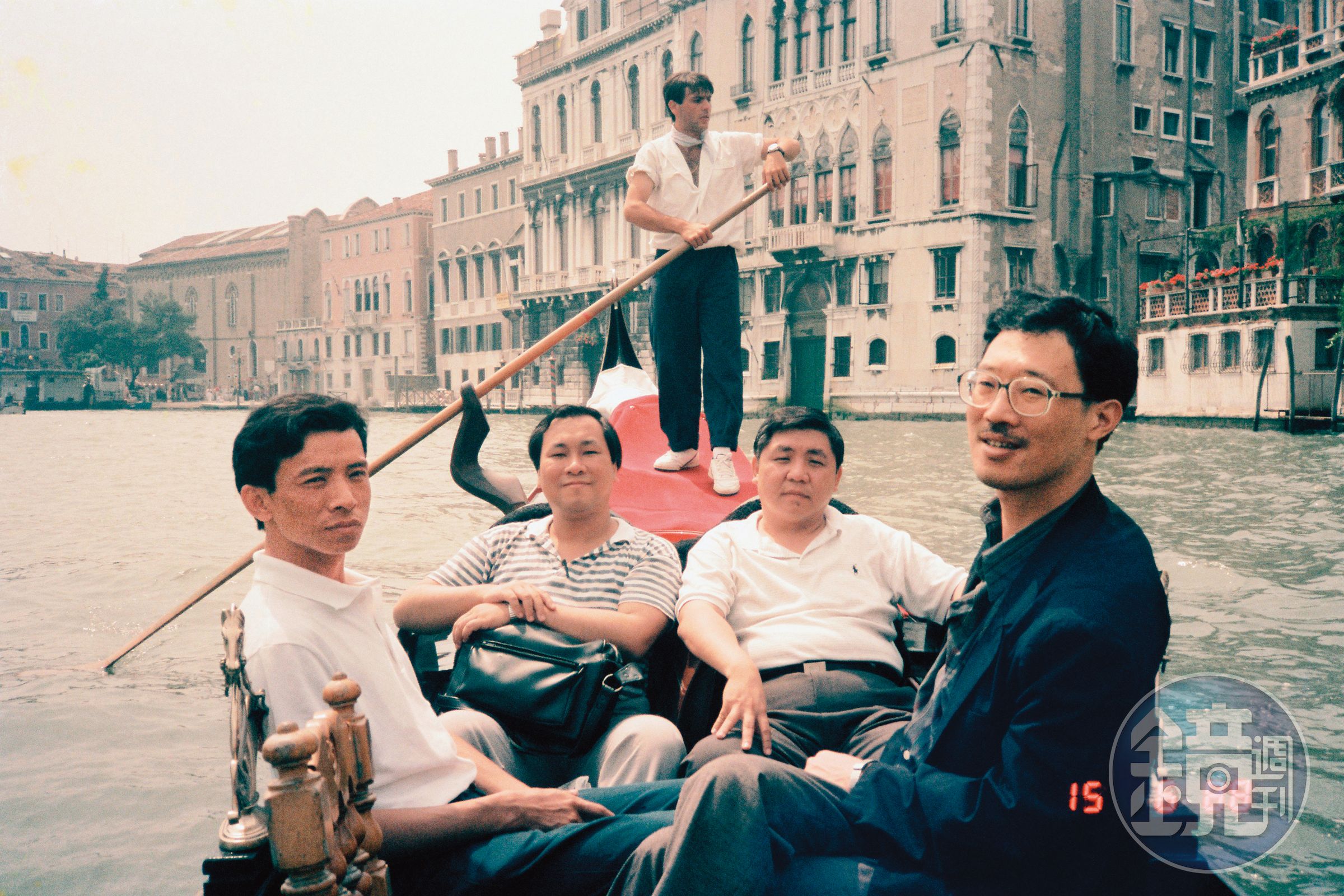 1988年吳念真（左起）、黃建業、時任電影圖書館館長的徐立功與導演萬仁，參加義大利貝沙洛影展的台灣新電影活動，同時赴威尼斯旅遊。（黃建業提供）