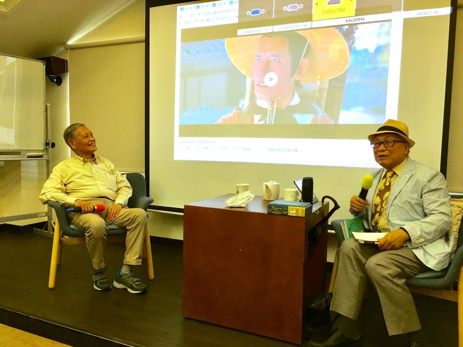 黃建業（右）與資深演員石雋（左）對談，暢聊導演胡金銓電影與拍攝風格。（黃建業提供）