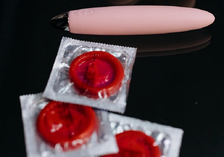 美國一名女網友分享,她用完按摩棒忘記拔插頭,整根按摩棒竟融化了。(示意圖,pexels)