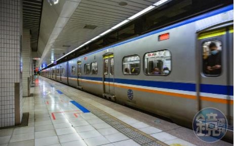 一對情侶要求換位遭拒後，女生開始假哭，讓原PO火大嗆：「我欠你們的嗎？」（本刊資料照）