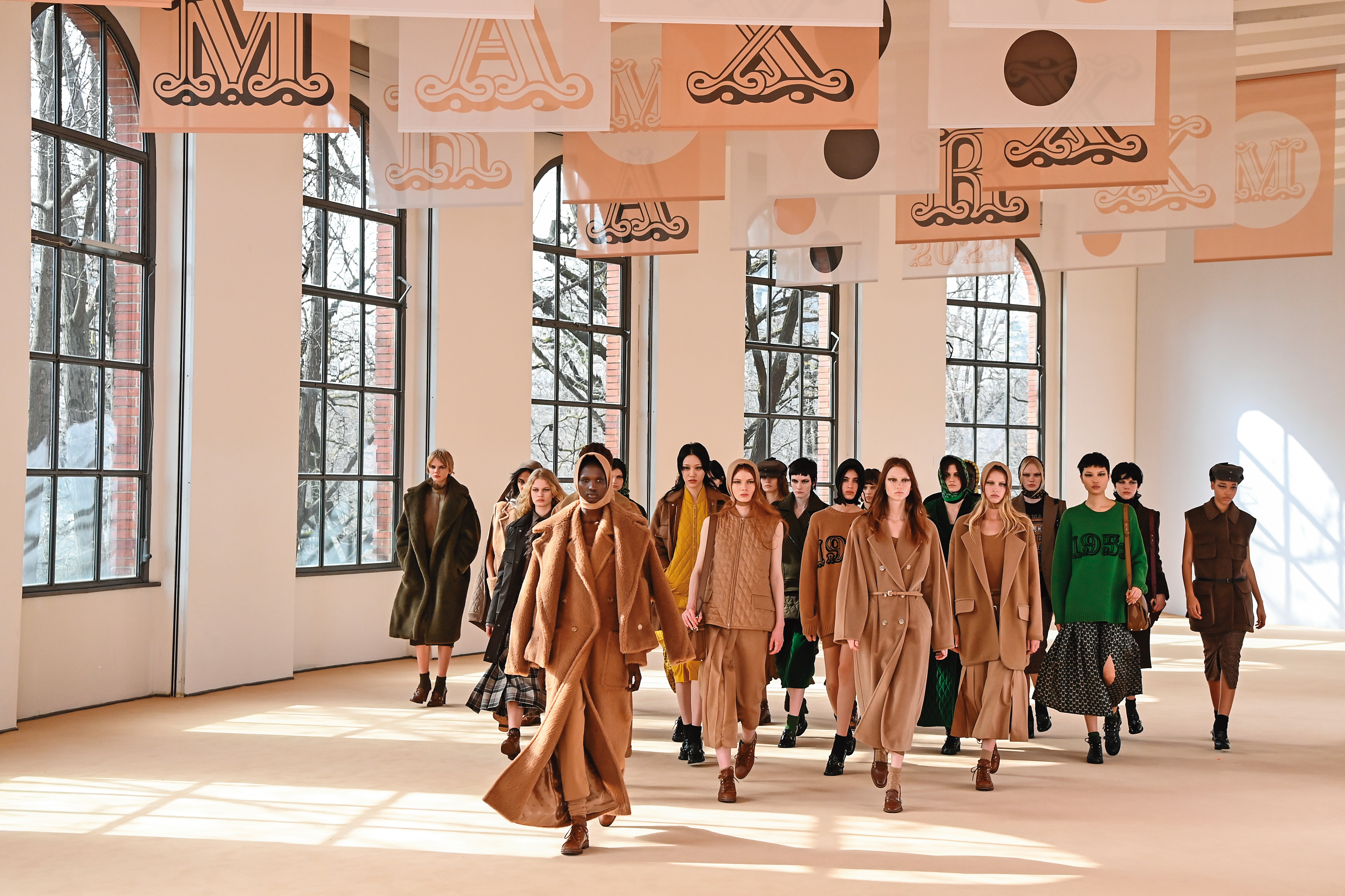 2021秋冬的Max Mara帶著濃郁義式風情的英式風格，讓女人能以女王的姿態，意氣風發走在自己人生的道路上。（華敦提供）