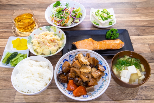 台南有位國中生的家長收到孩子的繳費單，午餐費竟然高達3萬5100元 （示意圖 photoAC）