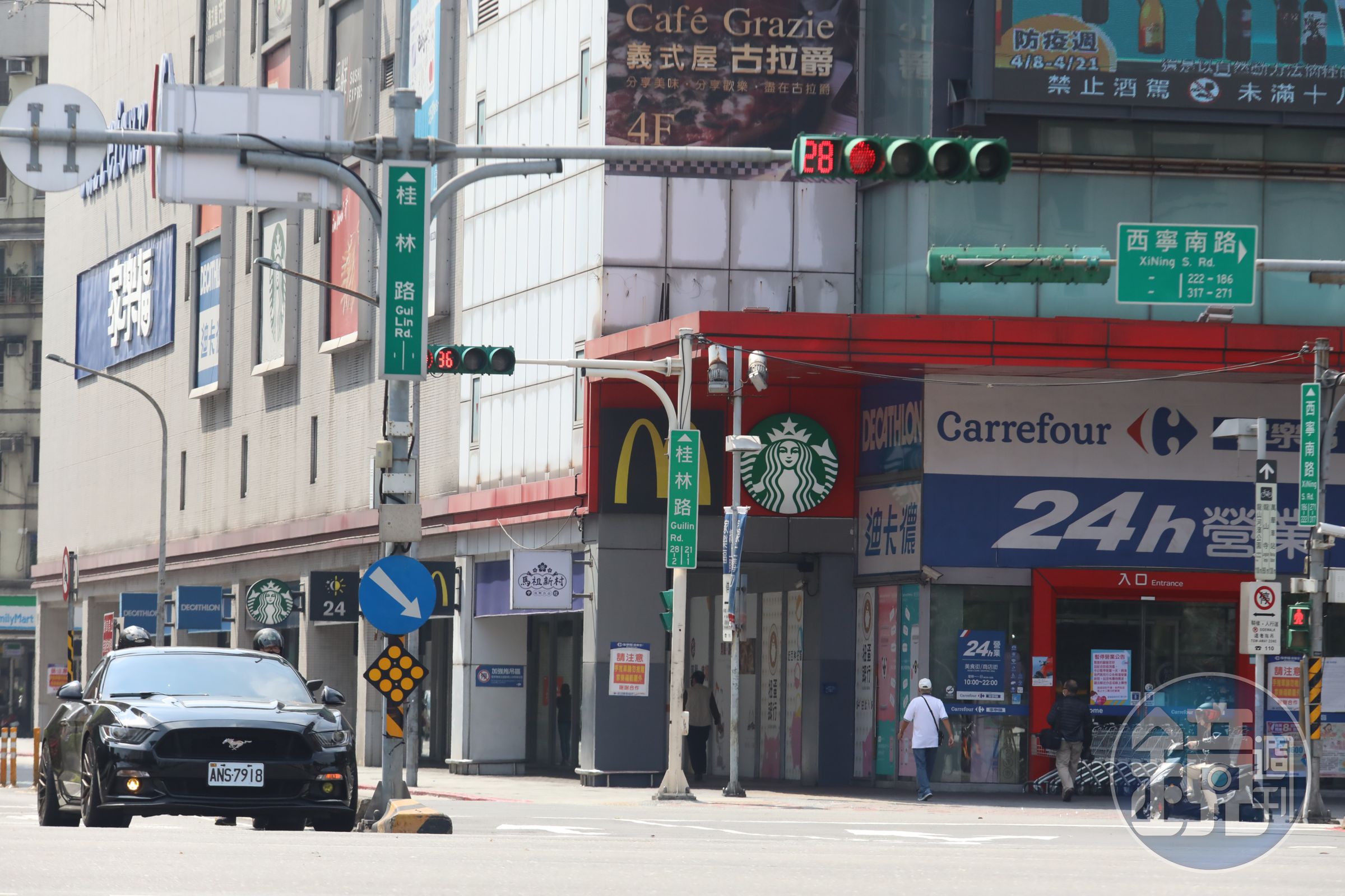 位於台北市萬華區的家樂福桂林店今（16日）下午指出，配合政府單位指示於下午2時閉店進行全面消毒作業。（本刊資料照）
