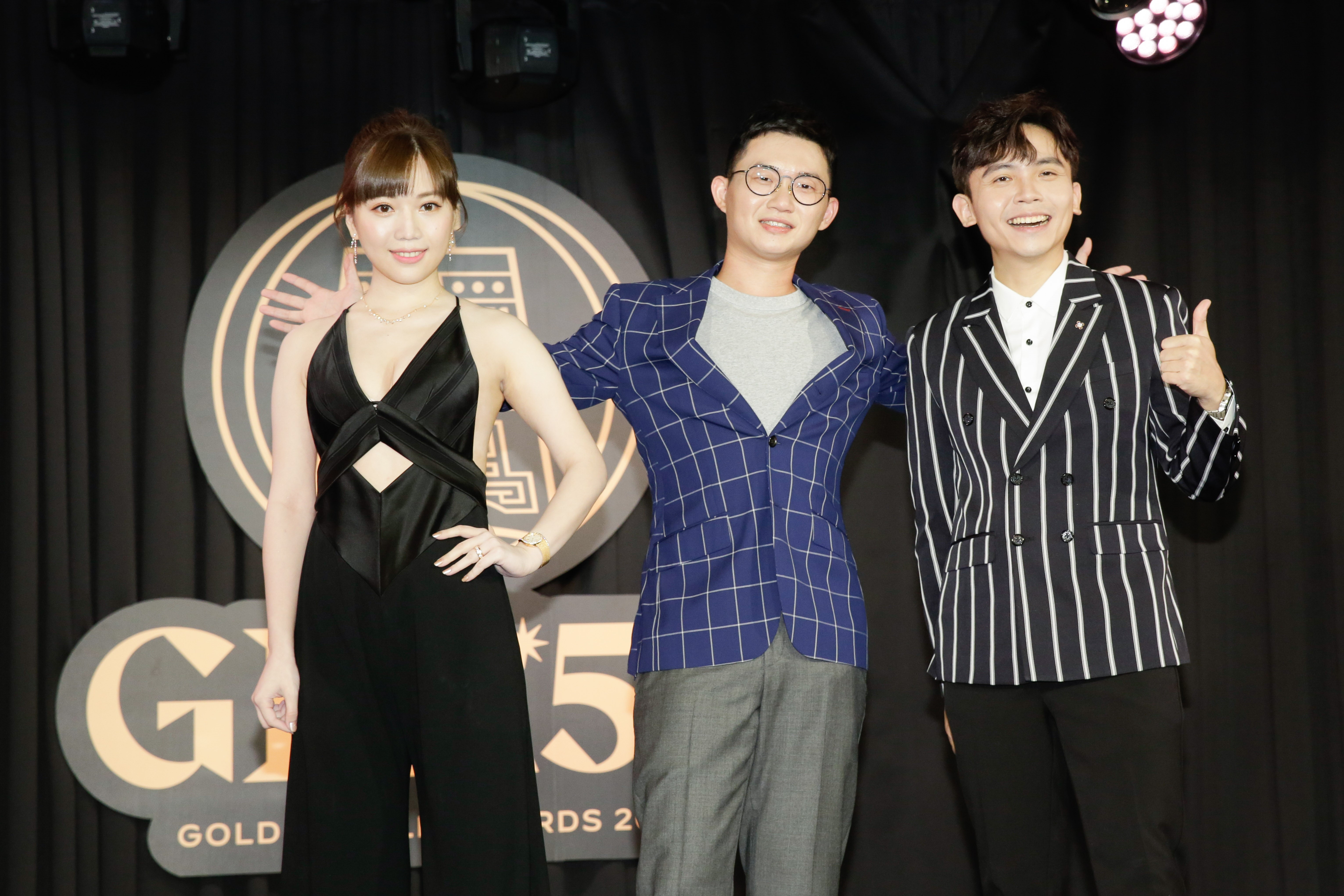 蔡尚樺（左）與黃豪平（右）聯手主持電視金鐘獎星光大道，視網膜（中）則為典禮主持人。