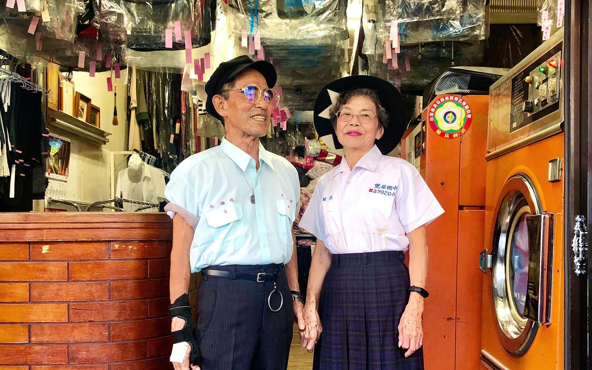 經營萬秀洗衣店長達70年的萬吉阿公與秀娥阿嬤,去年因孫子張瑞夫巧思將洗衣店推上IG,意外成為人氣網紅。(萬秀洗衣店提供)