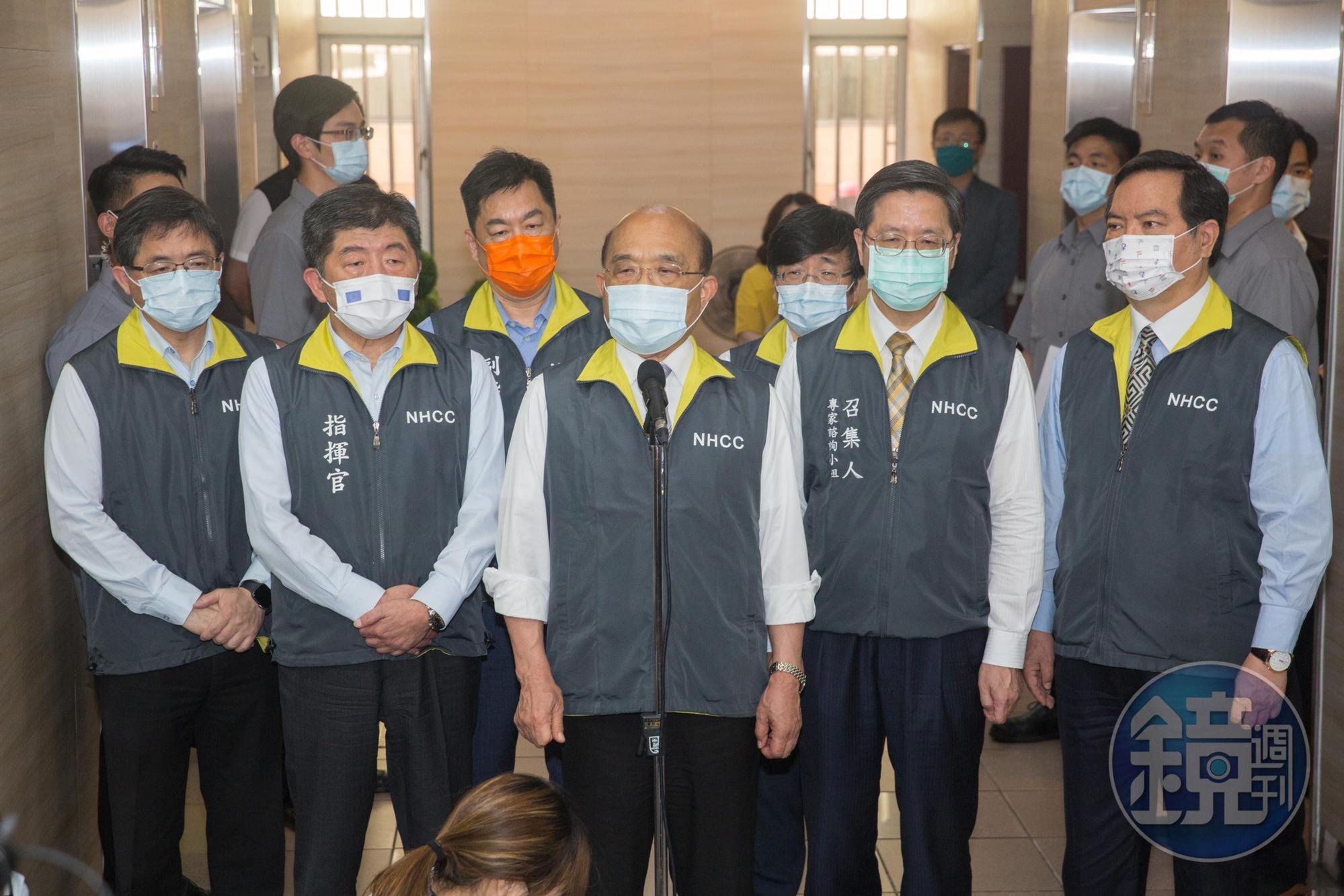 行政院長蘇貞昌(中)日前赴立院進行「3+11」專案報告,內容指出決策者為中央流行疫情指揮中心指揮官陳時中(前排左2)。(本刊資料照)