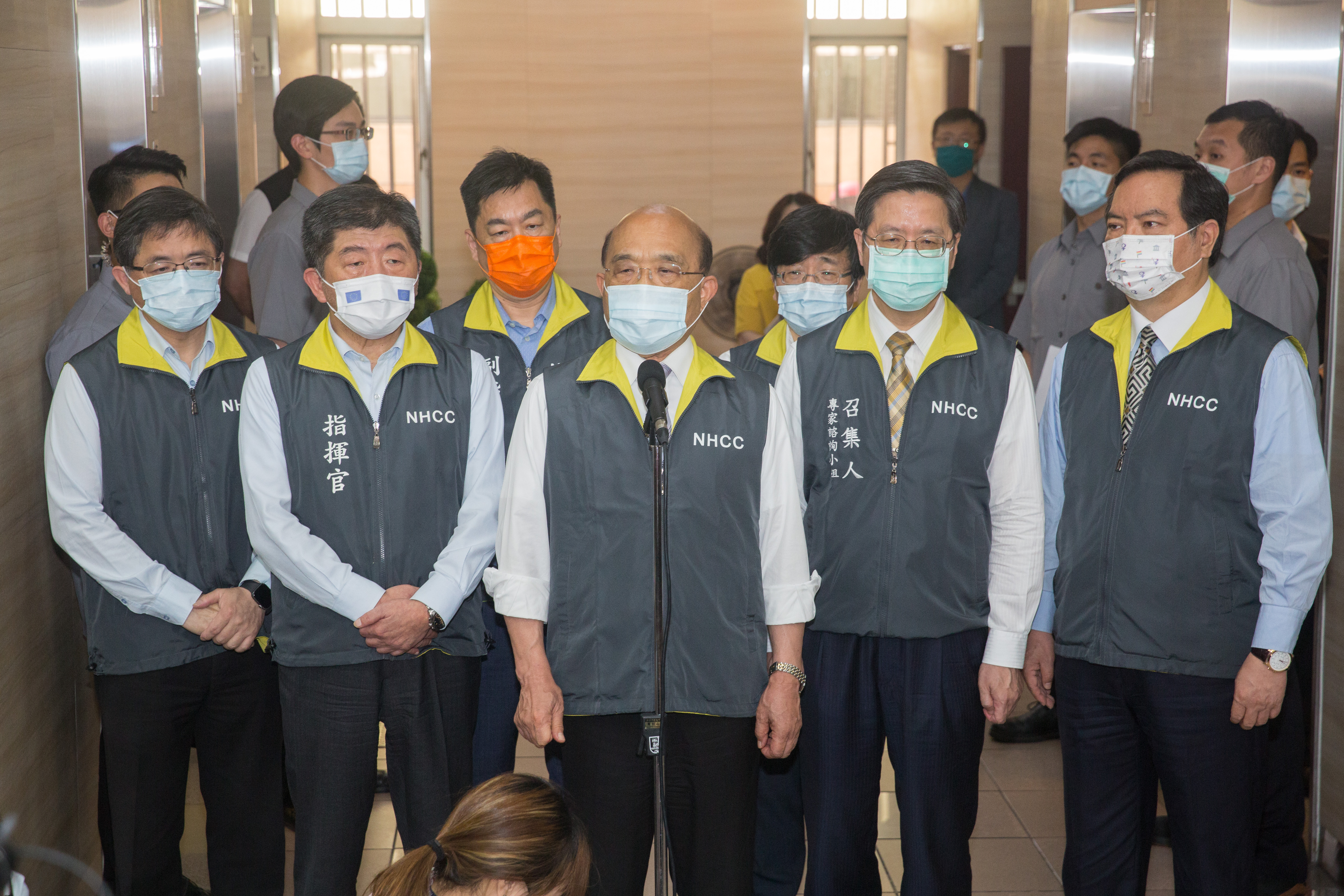 行政院長蘇貞昌（中）日前赴立院進行「3+11」專案報告，內容指出決策者為中央流行疫情指揮中心指揮官陳時中（前排左2）。（本刊資料照）