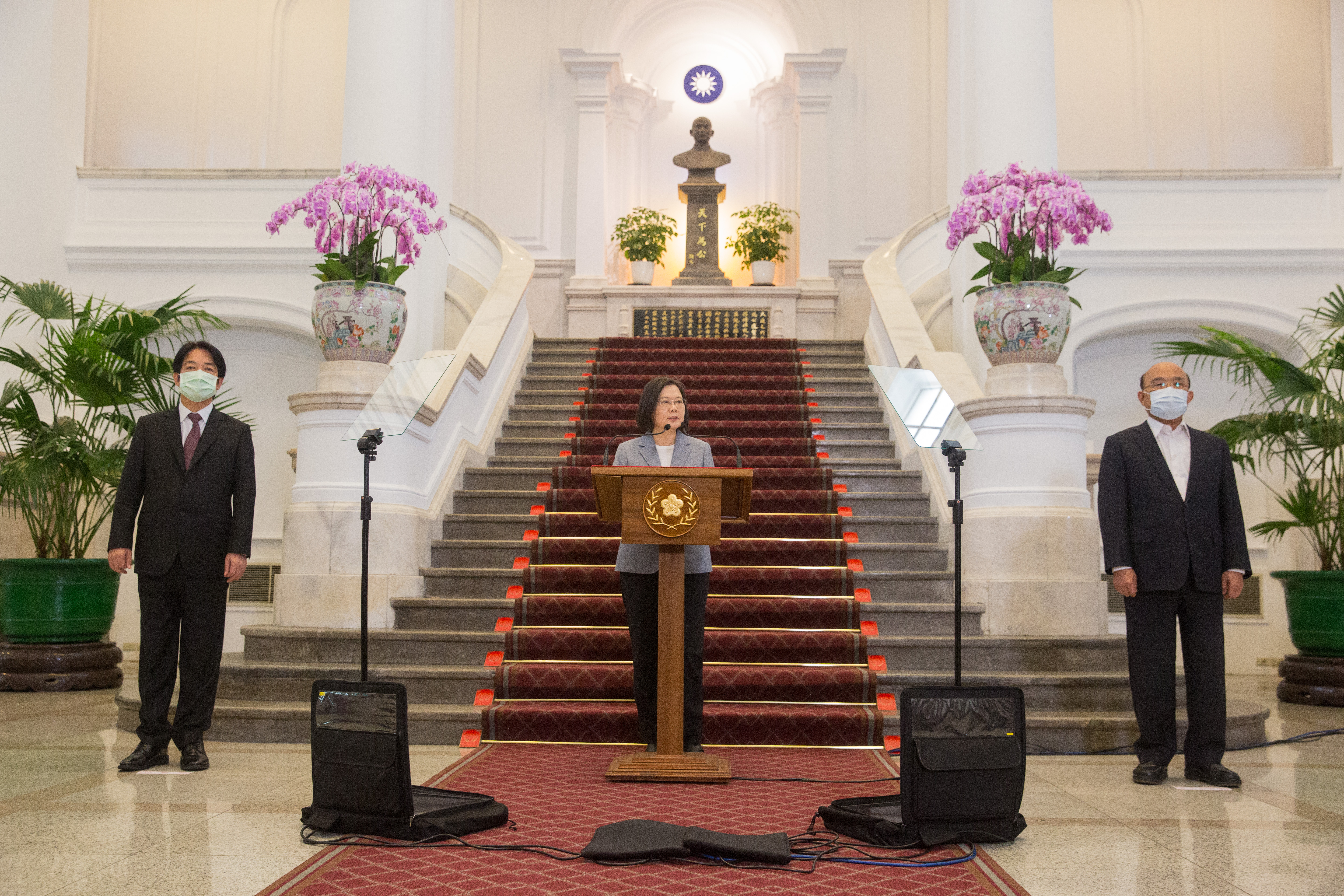 基於認為政府執行政策武斷等理由，近來許多人會戲稱民進黨政府為「綠共」或「塔綠班」。（本刊資料照）