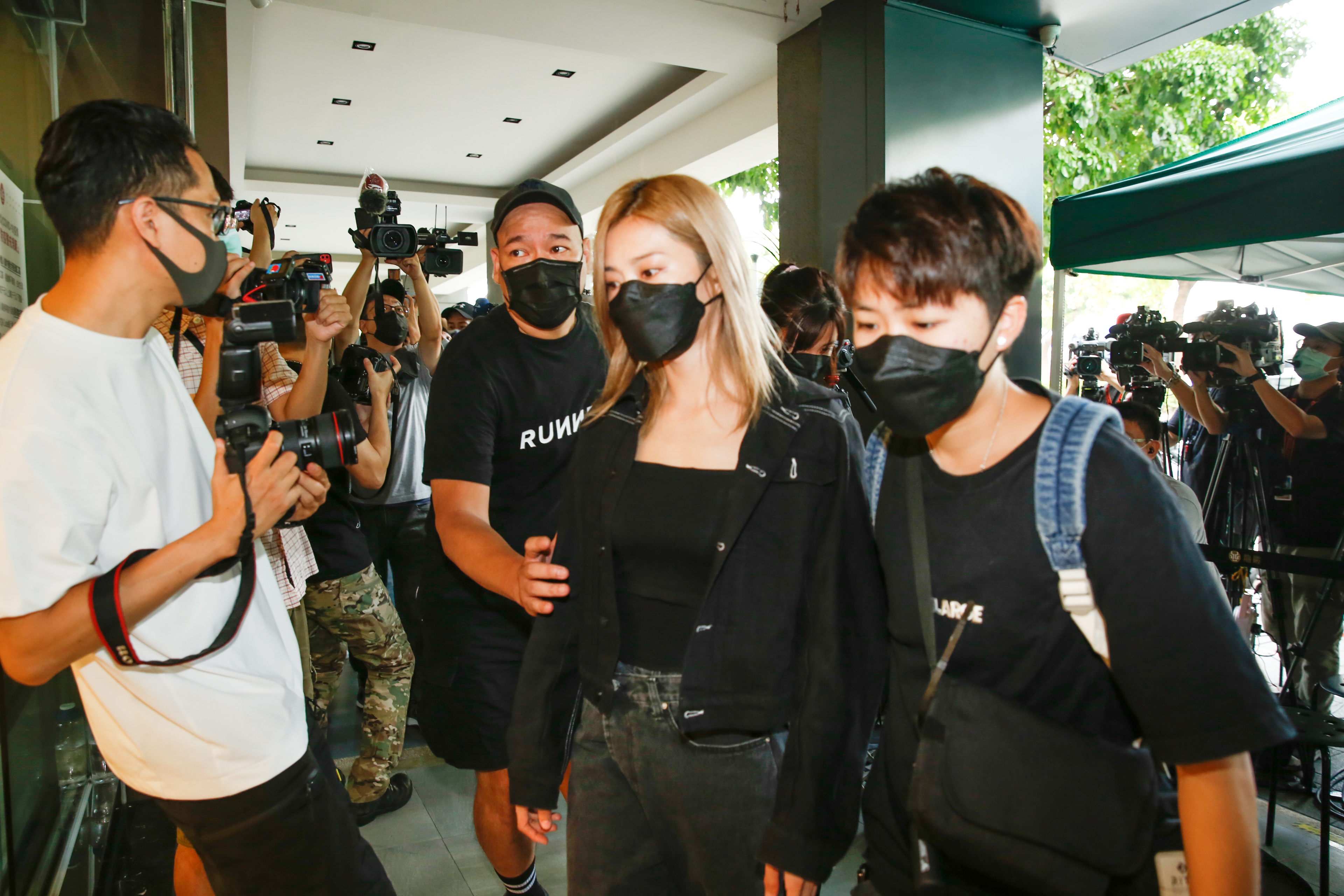 豆花妹（右2）眼眶泛紅抵達龍劭華靈堂致哀。