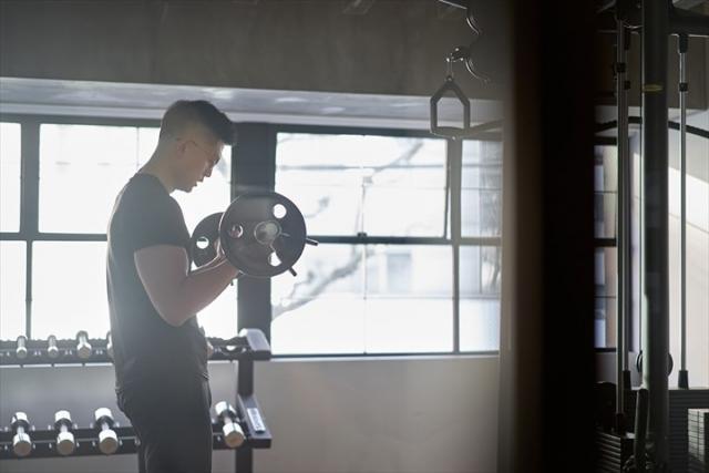一名40歲男子熱愛健身,沒想到卻因為飲食習慣讓他罹患尿酸型結石。(示意圖,photo-AC)