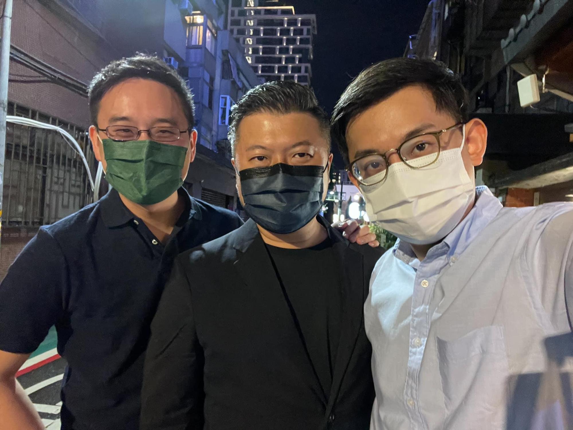 趙怡翔（左起）、張志豪、卓冠廷在臉書合體打卡，展現年輕世代跨派系好交情。（取自臉書）