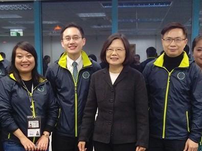 趙怡翔(左二)已結束駐美代表處政治組長工作返台,盼參選港湖議員。(翻攝趙怡翔臉書)
