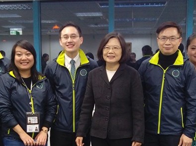 趙怡翔(左二)已結束駐美代表處政治組長工作返台,盼參選港湖議員。(翻攝趙怡翔臉書)