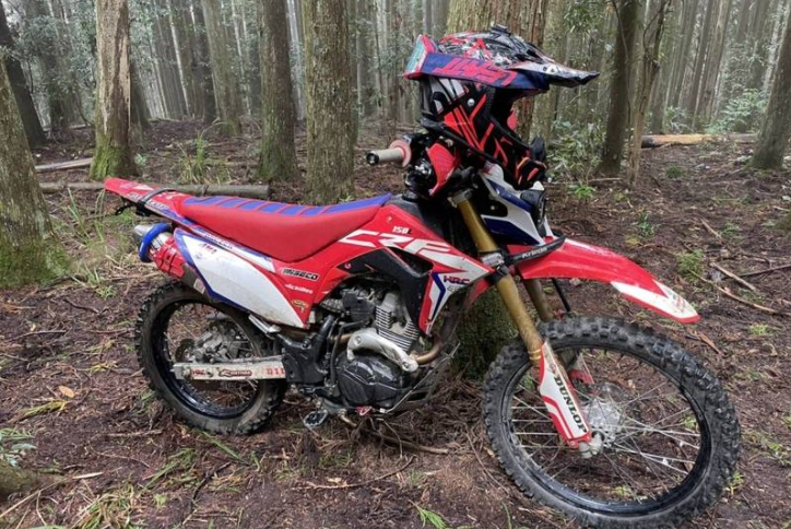 祈男留下機車和包包後救離奇失蹤，今搜救隊伍終於傳來好消息。（翻攝畫面）